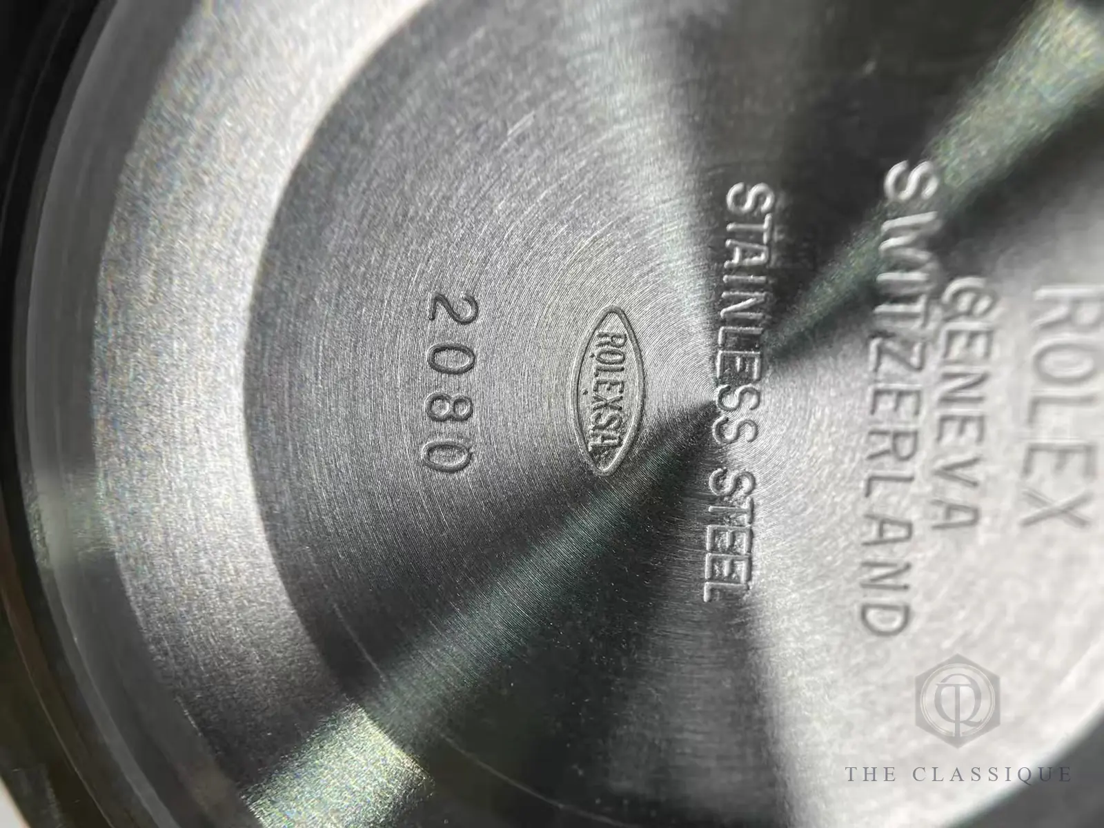 Mặt trong nắp lưng đồng hồ Rolex khắc chữ Rolex Geneva Switzerland và Stainless Steel