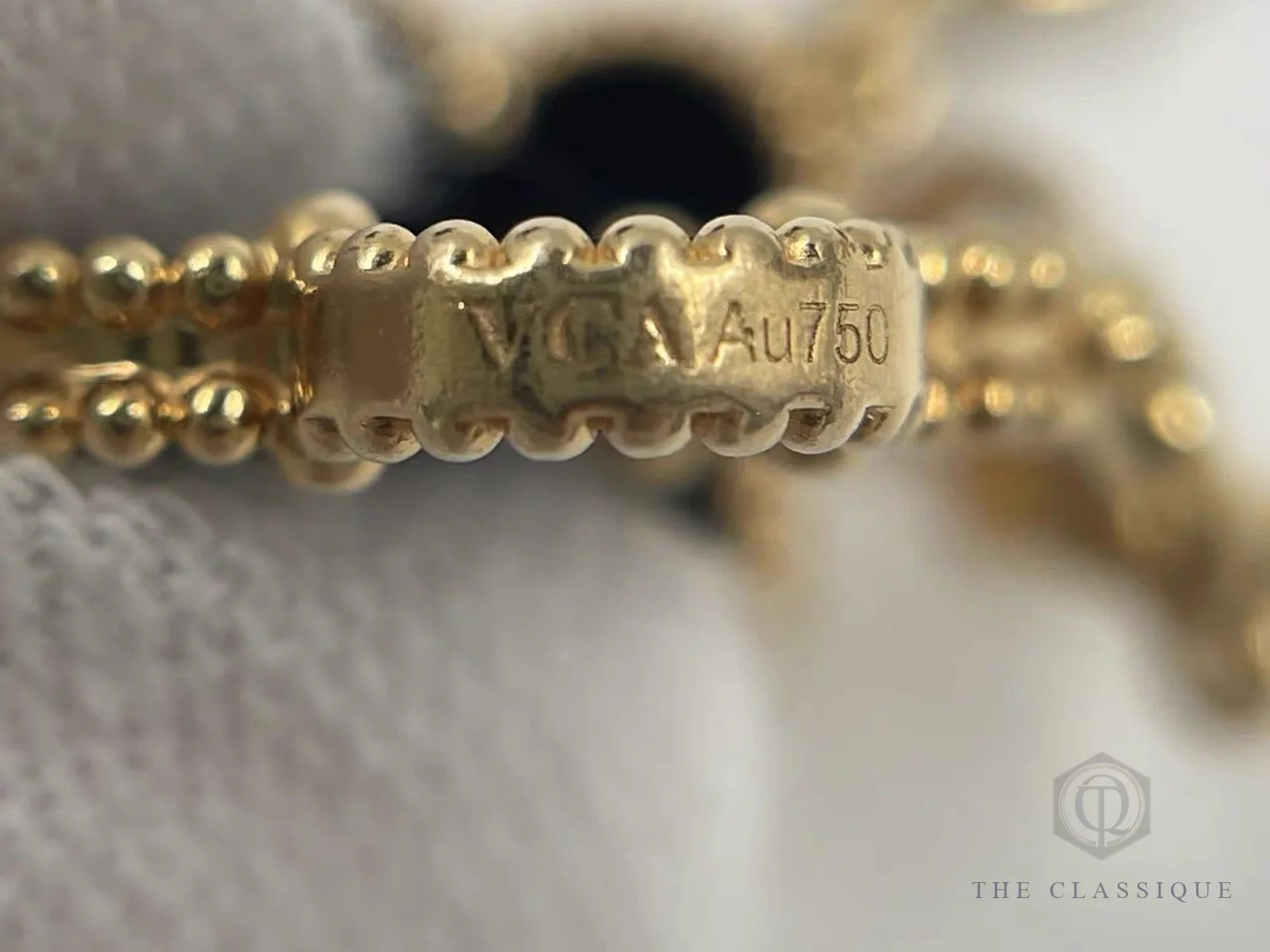 Chữ khắc VCA và Au750 ở mặt sau motif vòng tay Vintage Alhambra onyx