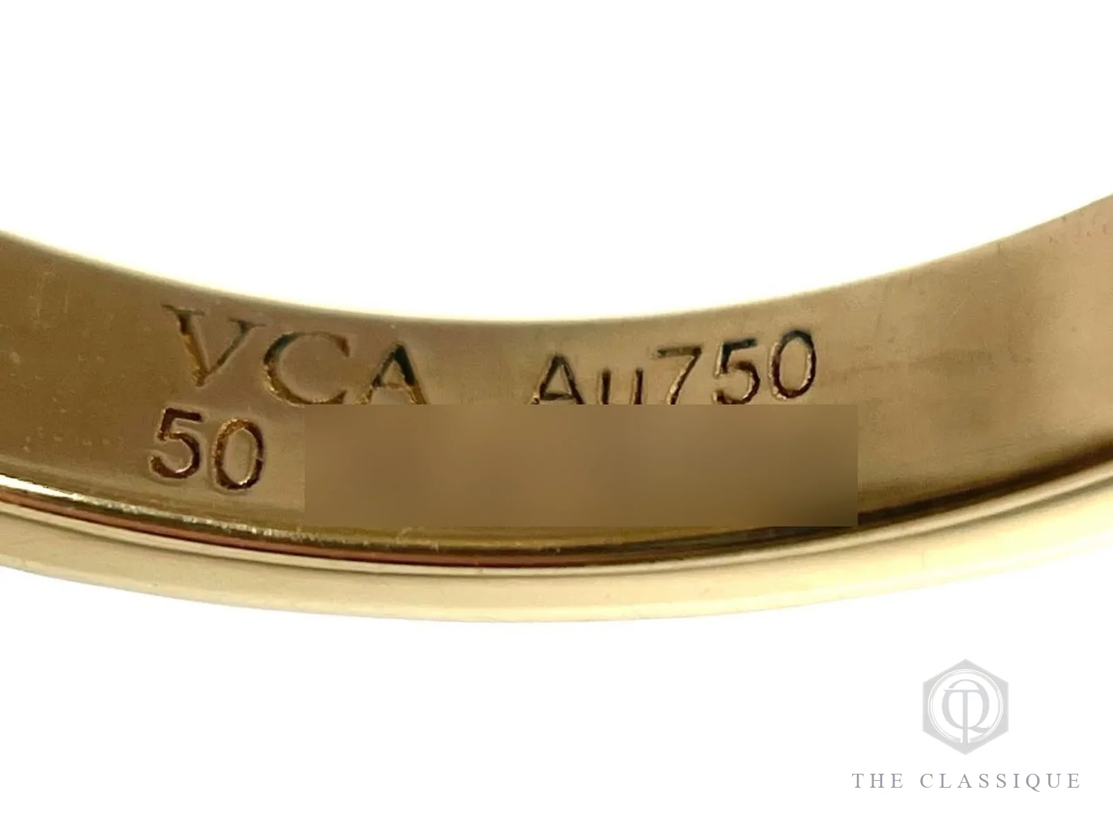 Chữ khắc VCA và Au750 cùng số size 50 ở mặt trong nhẫn Van Cleef & Arpels, phần serial đã được che