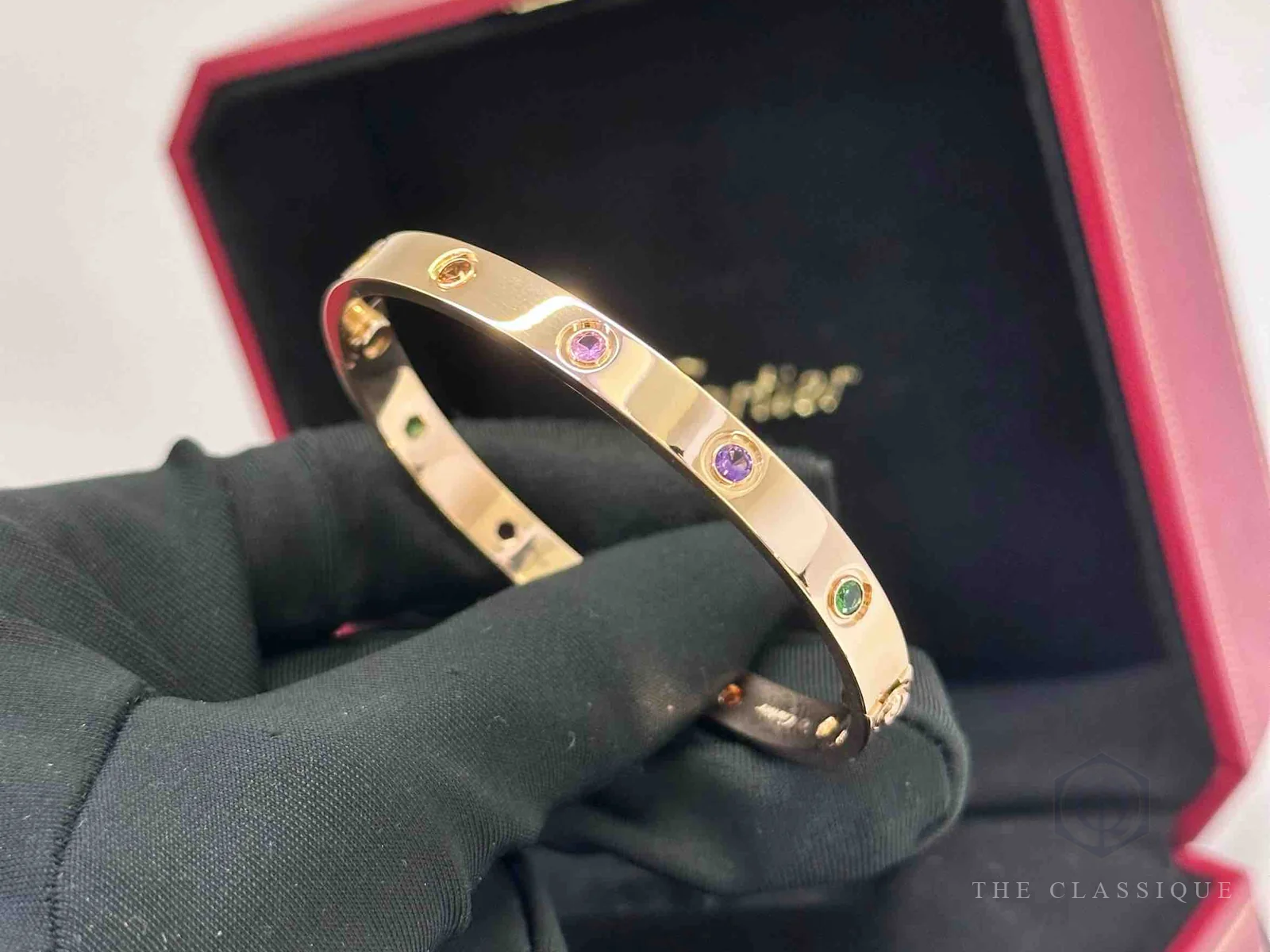 Vòng Cartier Love bán lại được giá nào: người thẩm định The Classique đeo găng kiểm vòng Love đá màu bên hộp Cartier