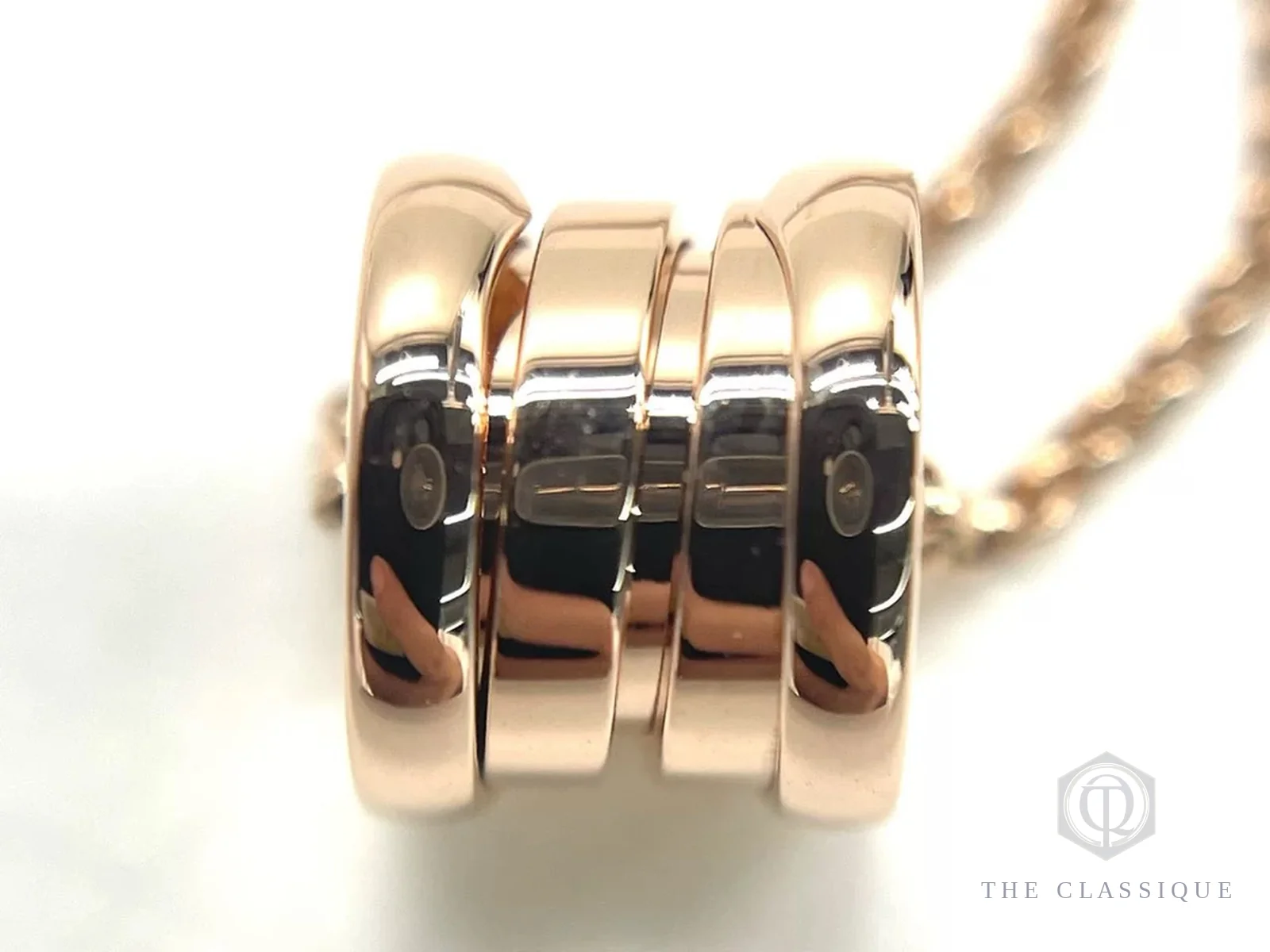 Cận cảnh khối vòng xoắn mạ vàng hồng trên mặt dây chuyền Bvlgari B.zero1, chi tiết thể hiện ý nghĩa kiến trúc Colosseum