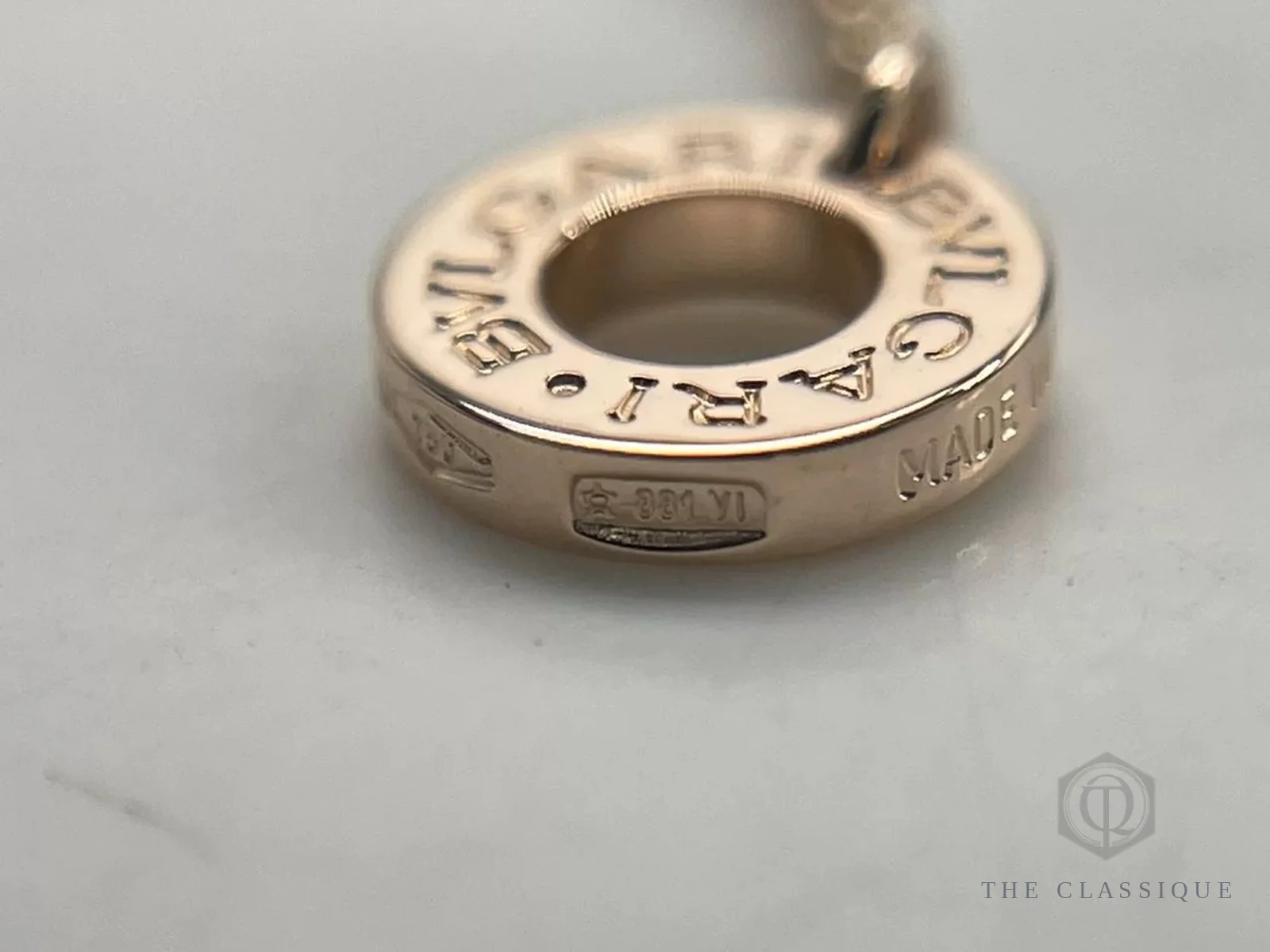Mặt trong vòng tròn Bvlgari B.zero1 khắc chữ BVLGARI, ký hiệu kim loại và dòng MADE IN ITALY
