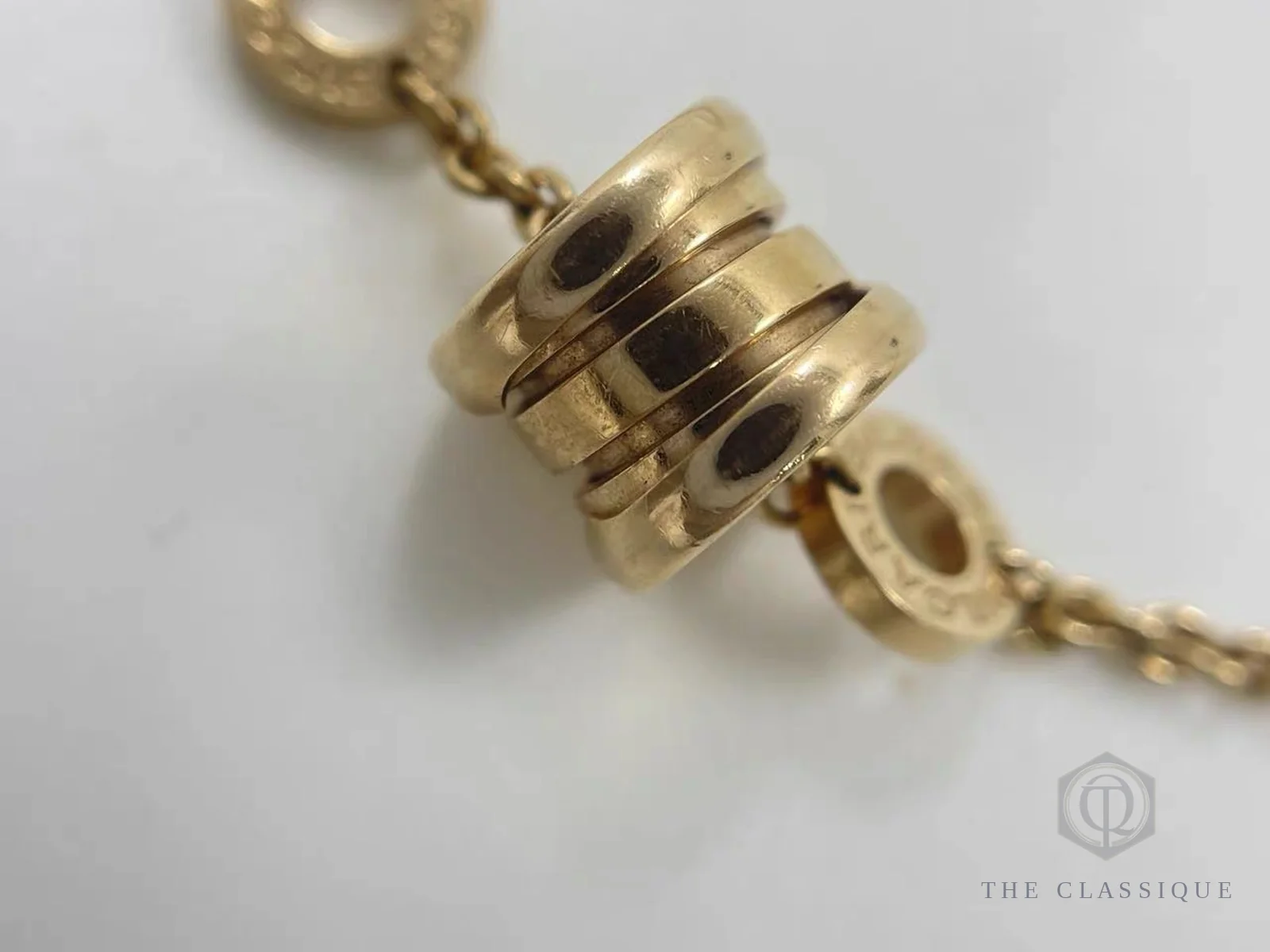Khối vòng xoắn Bvlgari B.zero1 rose gold có vệt sậm màu trong khe sau thời gian sử dụng