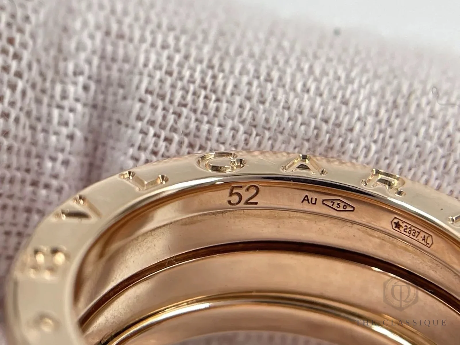 Bvlgari serial: số size 52, ký hiệu Au750 và dấu kiểm định hình ngôi sao khắc mặt trong nhẫn B.zero1 thật, ảnh chụp tại The Classique