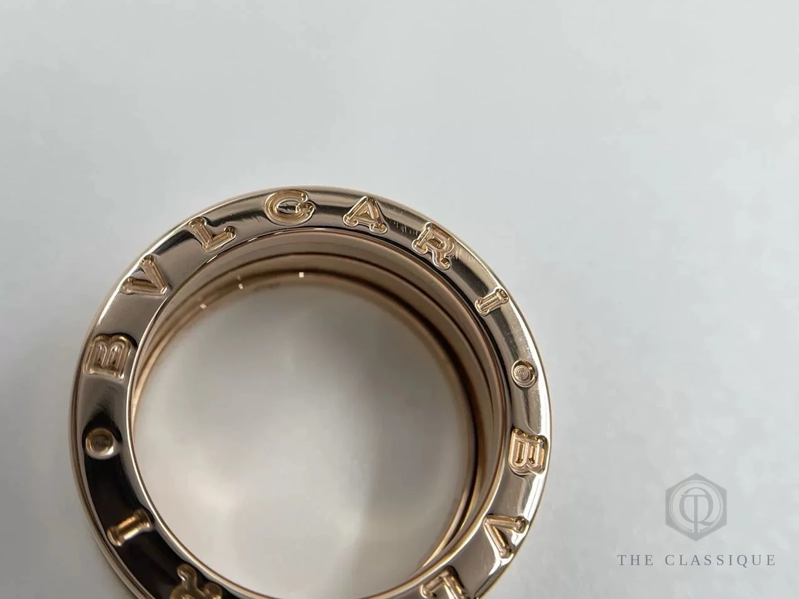 Chữ khắc BVLGARI chạy quanh vòng ngoài một chiếc nhẫn B.zero1 ba vòng, ảnh thật tại The Classique