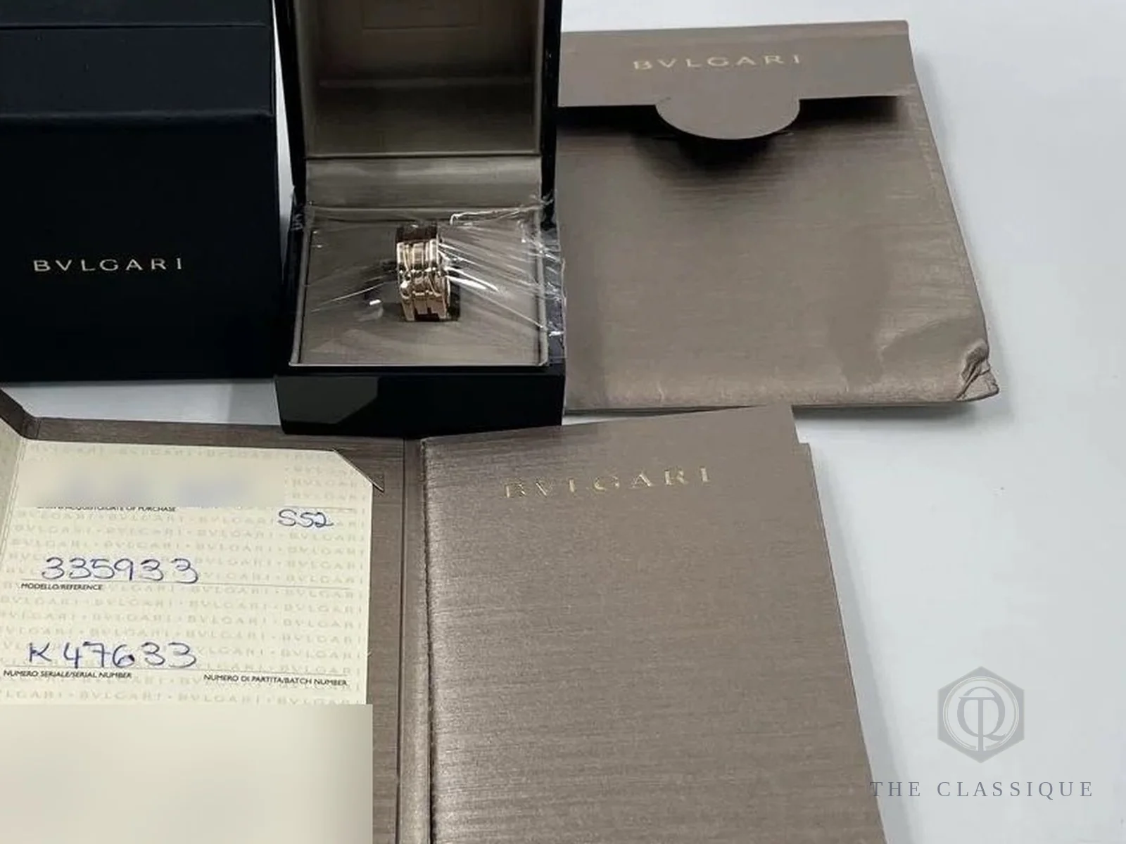Sổ chứng nhận Bvlgari mở ra với ô Numero Seriale, Modello Reference và hộp đựng nhẫn B.zero1 đầy đủ