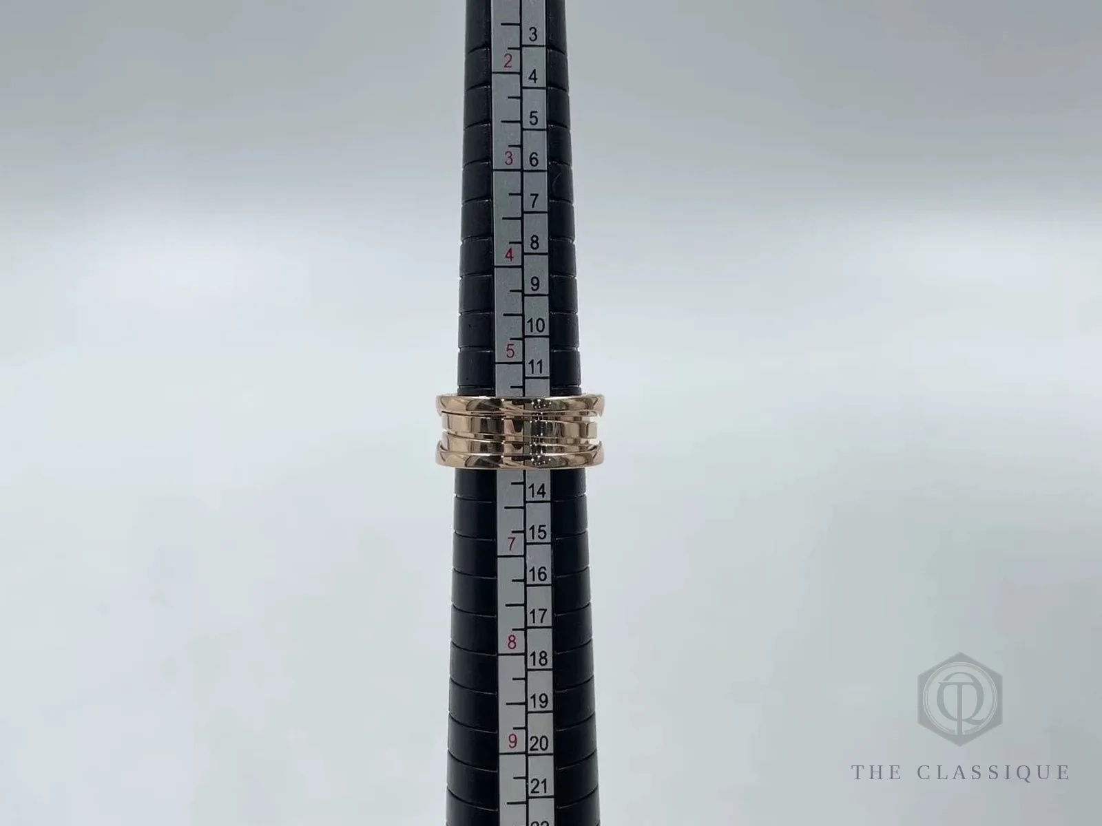 Nhẫn Bvlgari B.zero1 đặt trên que đo size để đối chiếu số khắc mặt trong
