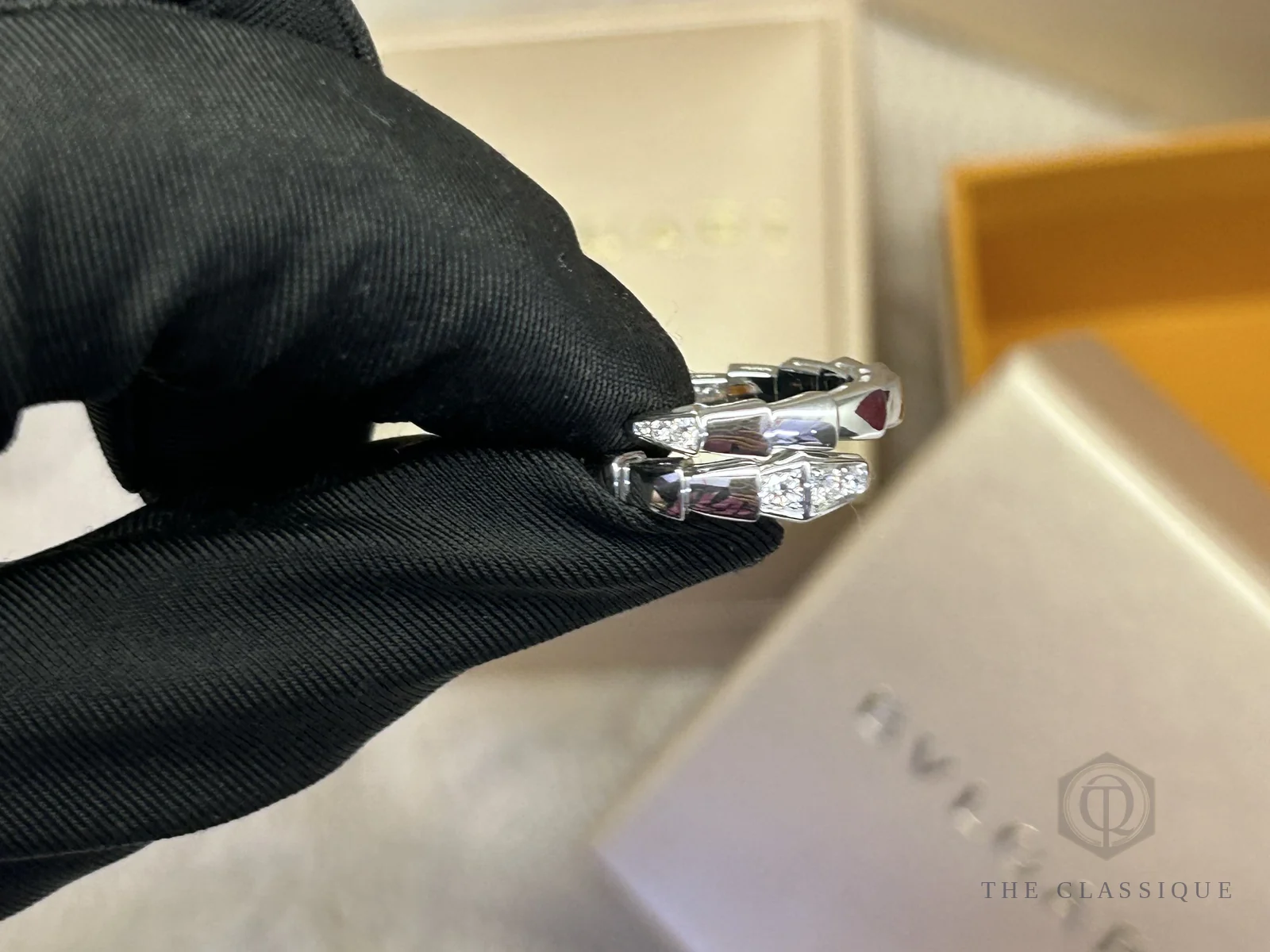 Nhẫn Bvlgari Serpenti hai đầu rắn đính kim cương cầm trên tay đeo găng kiểm định