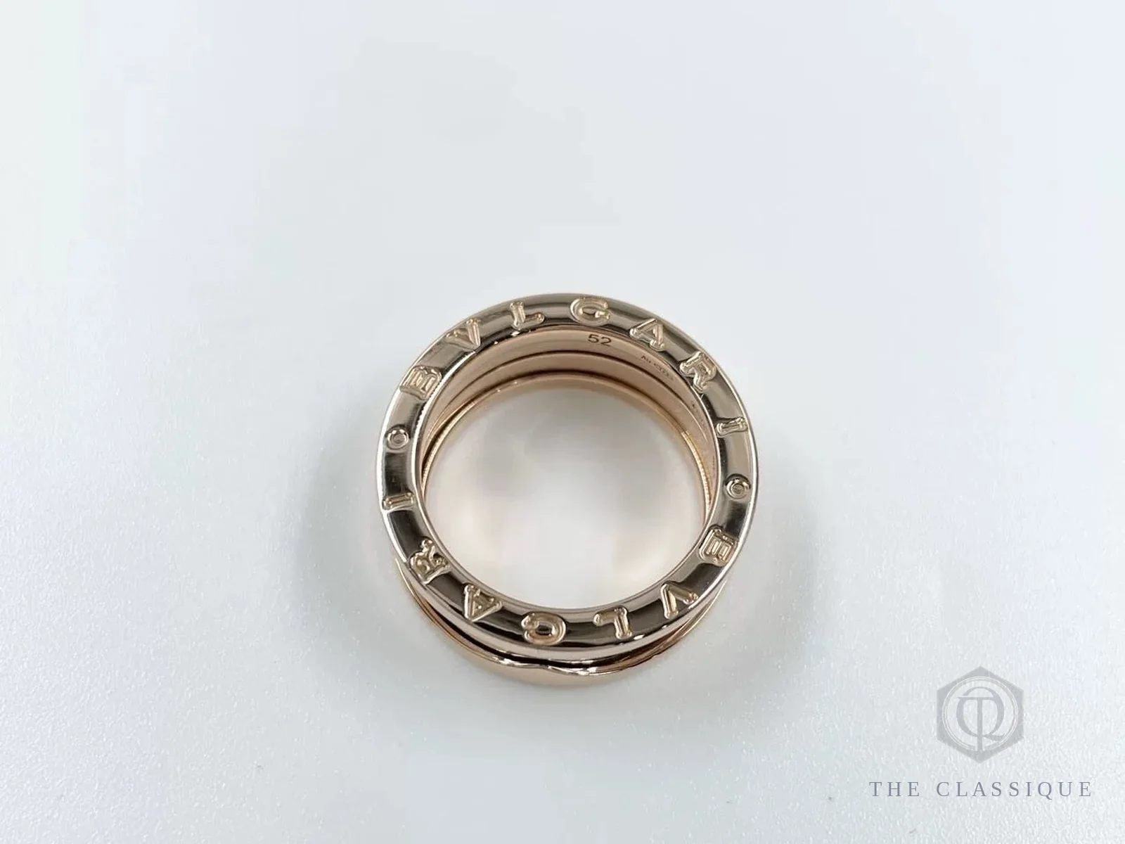 Mặt trong nhẫn Bvlgari B.zero1 khắc số size 52 cùng chữ BVLGARI và Au750