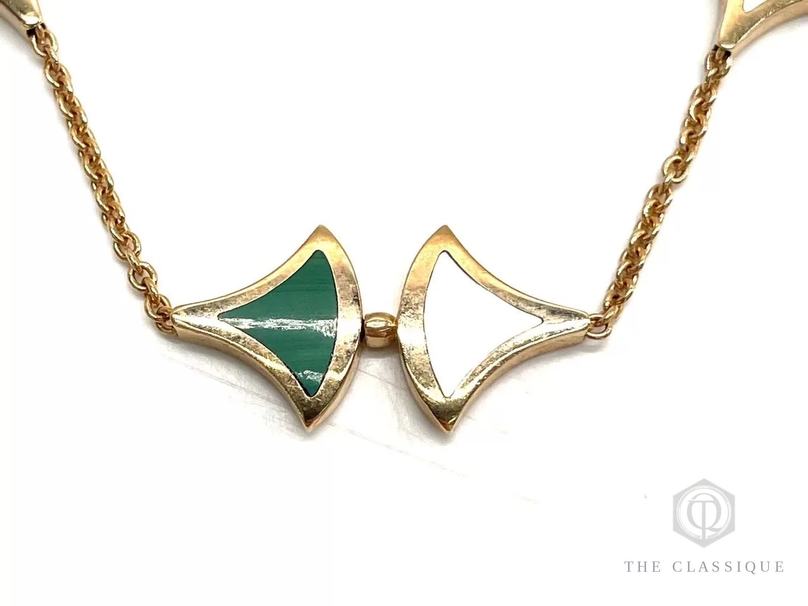 Hai mắt hình quạt của vòng tay Bvlgari Divas' Dream, đá malachite xanh và xà cừ trắng