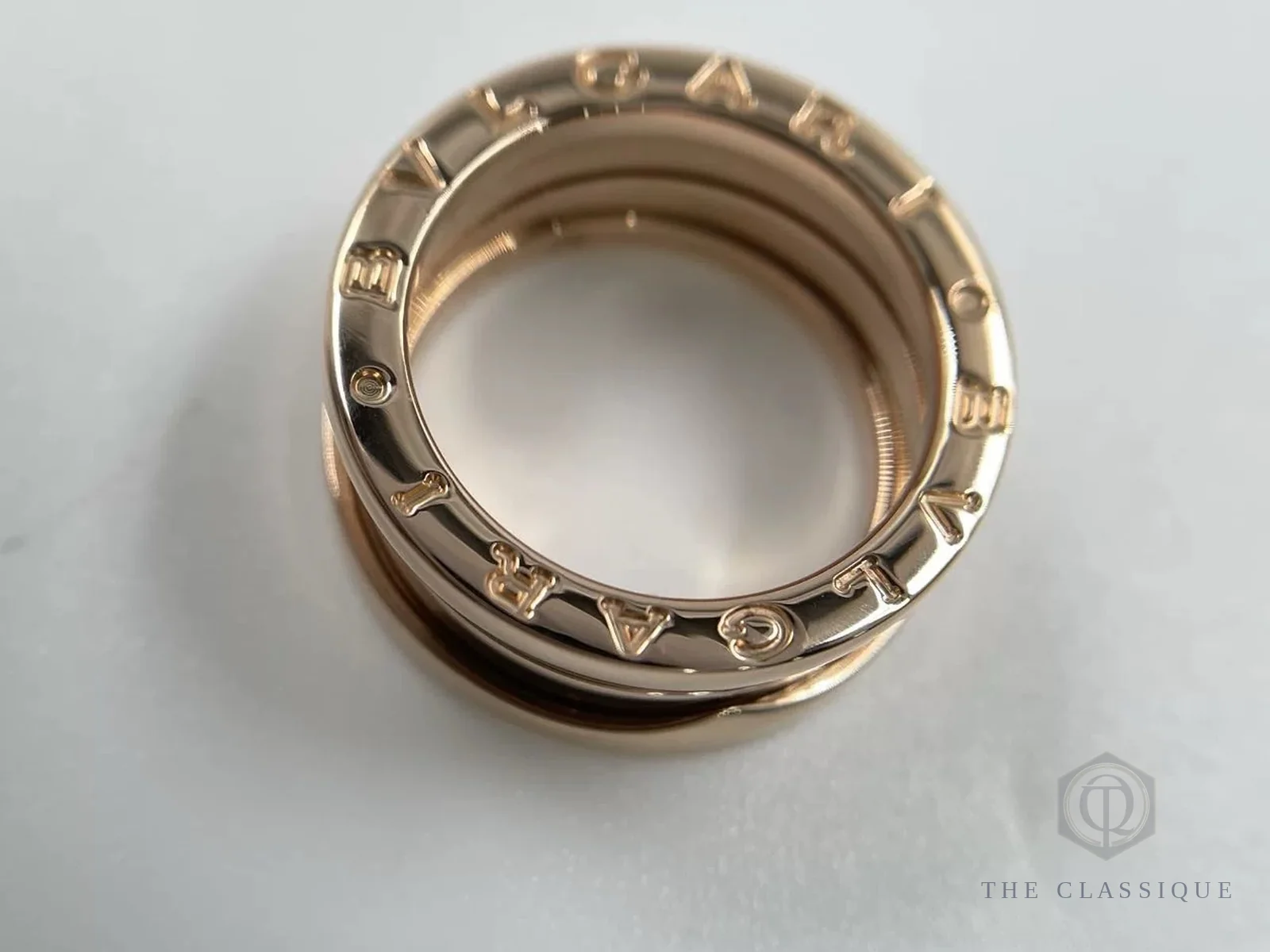 Chữ BVLGARI khắc lặp quanh vành nhẫn B.zero1, ảnh thật tại The Classique