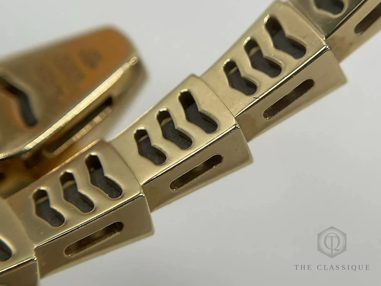 Cơ chế các mắt vảy lồng khít vào nhau gần đầu khoá vòng tay Bvlgari Serpenti thật