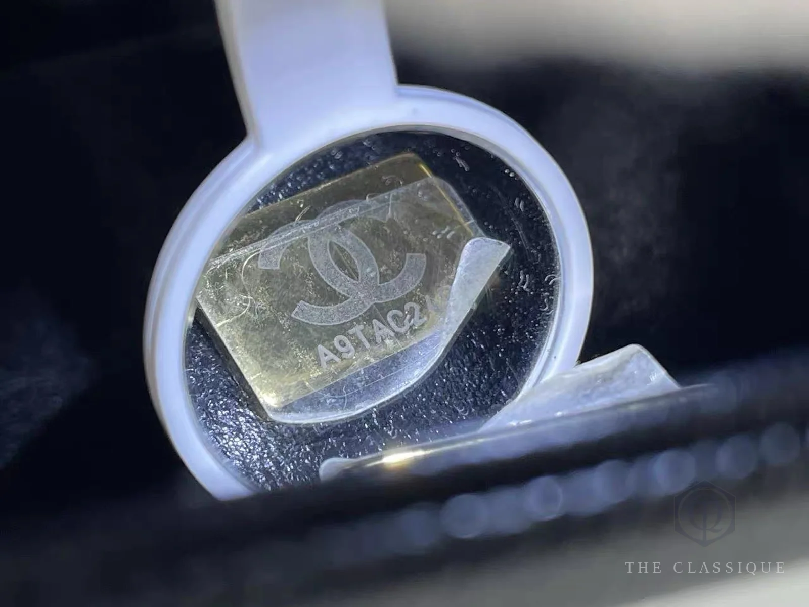 Thẻ xác thực khắc logo CC dán bên trong túi Chanel, kèm dãy mã riêng cho từng chiếc