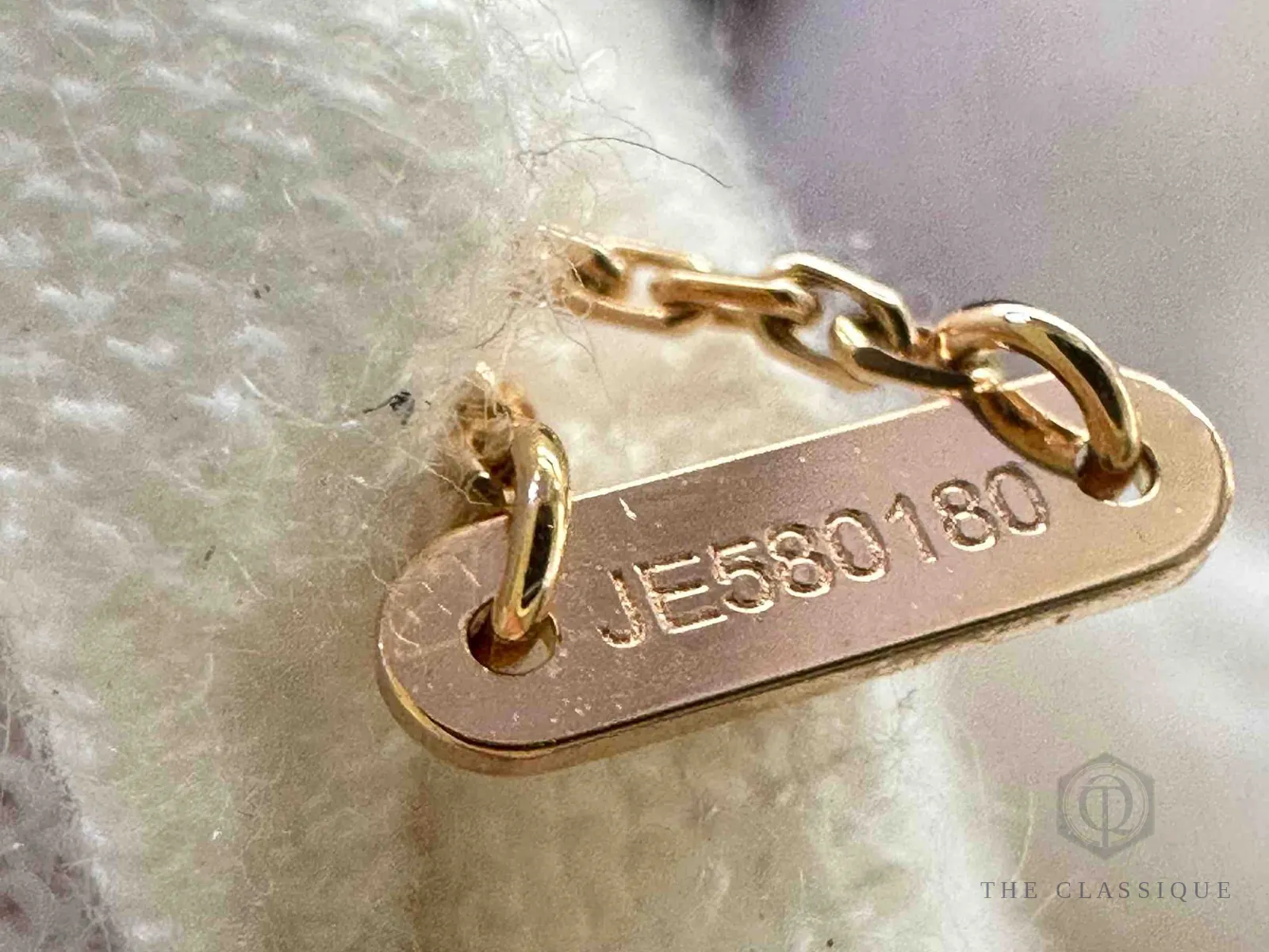 Thẻ check khắc số serial gắn vào dây chuyền Van Cleef bằng hai mắt xích, ảnh thật tại The Classique