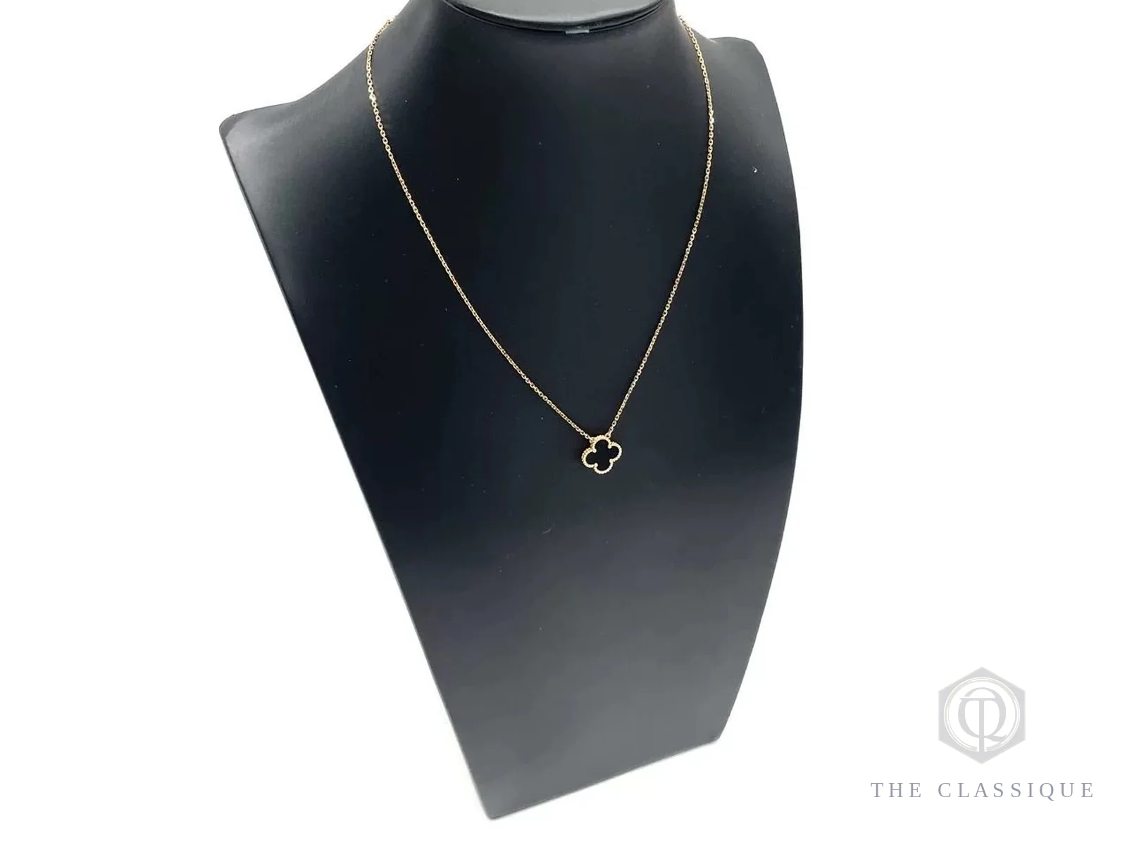 Dây chuyền Vintage Alhambra mặt đá onyx đen đeo trên cổ, một dòng Van Cleef cũng có thẻ check