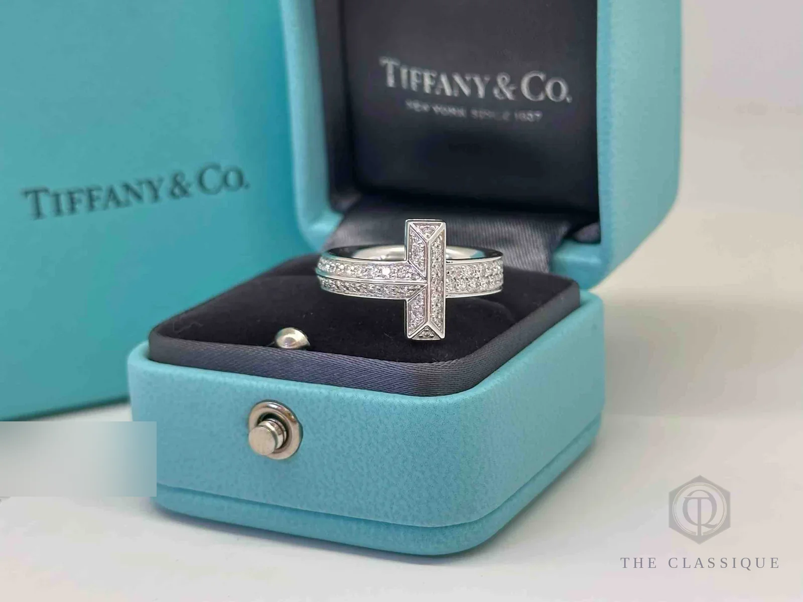 Hàng đá pavé đều và sát nhau trên một chiếc nhẫn Tiffany T thật