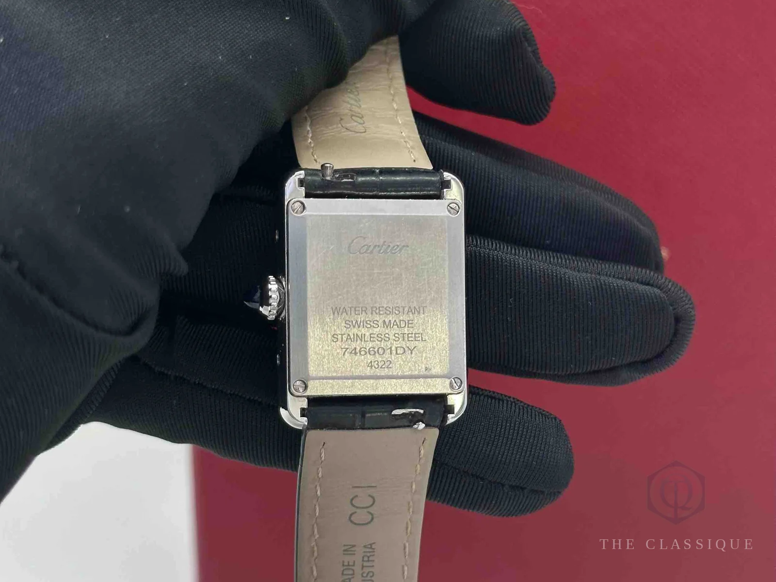 Mặt sau vỏ đồng hồ Cartier khắc chữ Cartier, water resistant, swiss made, stainless steel và số tham chiếu
