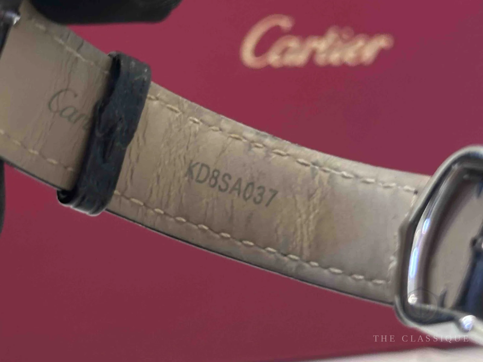 Dây da đồng hồ Cartier khắc chữ Cartier và mã lô sản xuất gần khoá cài