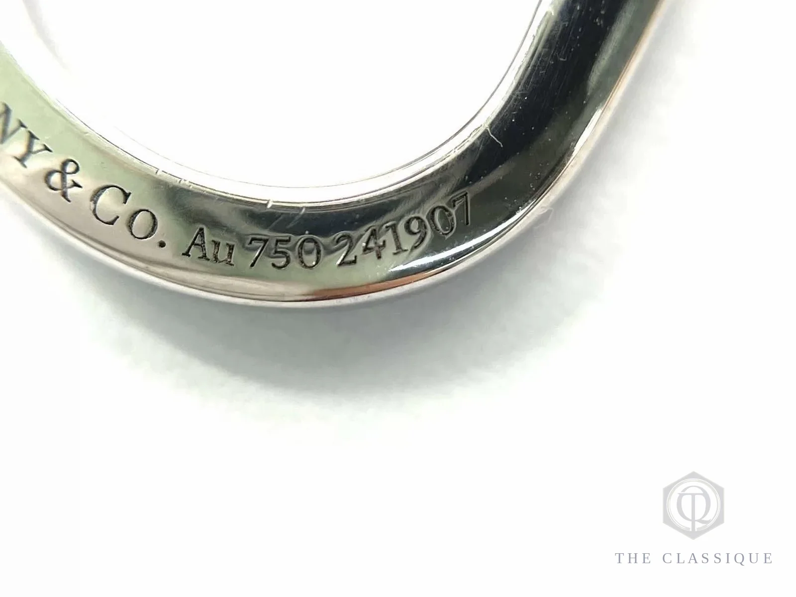 Chữ khắc Tiffany và Co Au750 cùng dãy số trên khoá mặt dây chuyền Lock