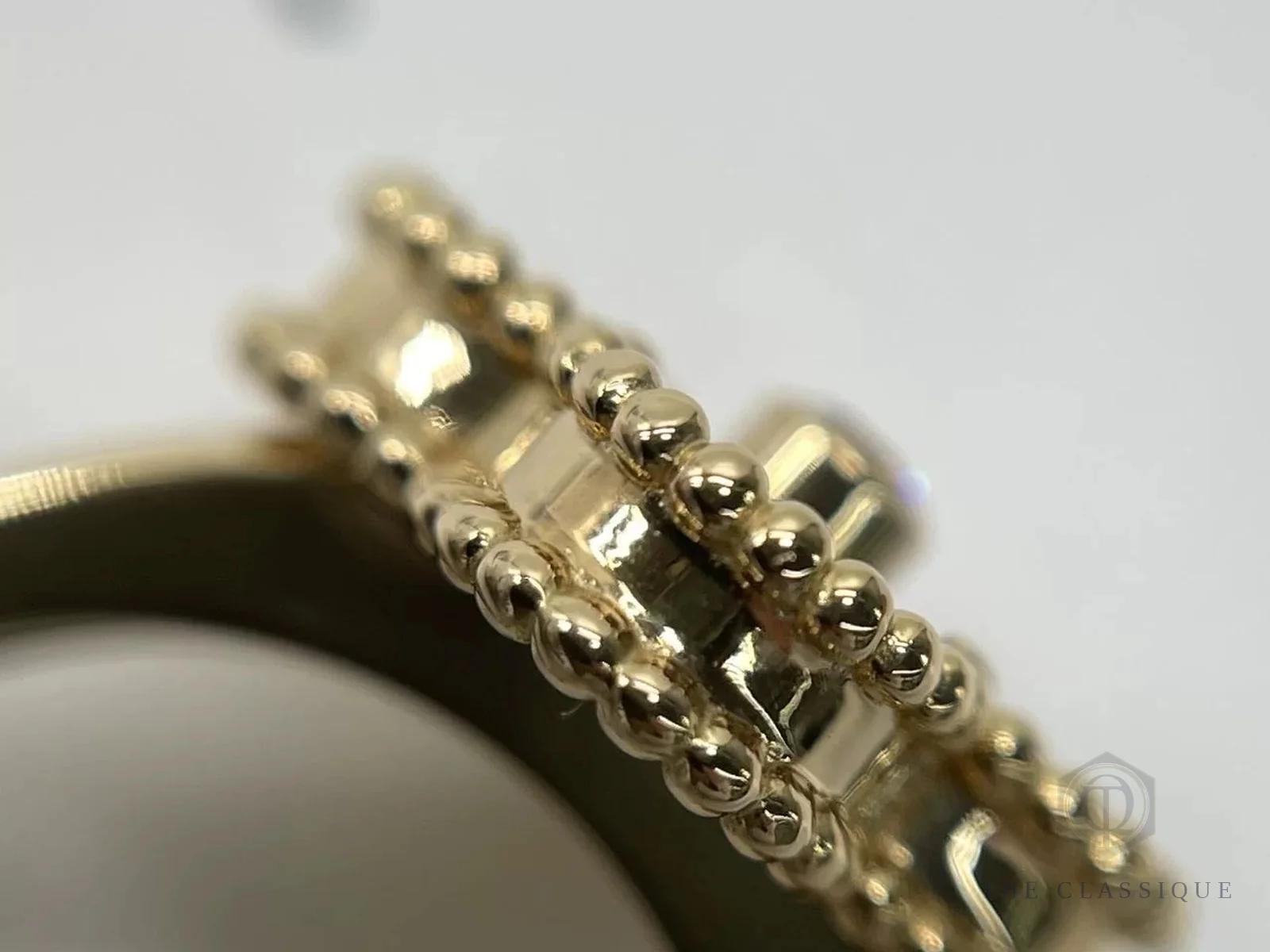 Chữ khắc VCA và Au750 khắc sắc nét mặt trong một chiếc nhẫn Van Cleef thật