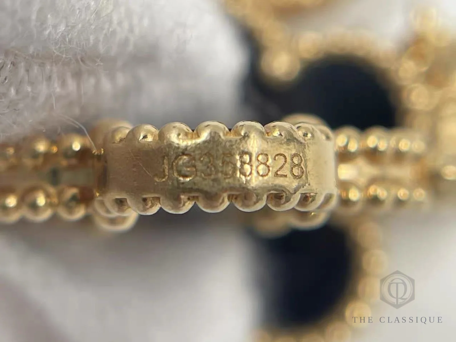 Số serial khắc sắc nét trên thân một chiếc vòng tay Van Cleef thật