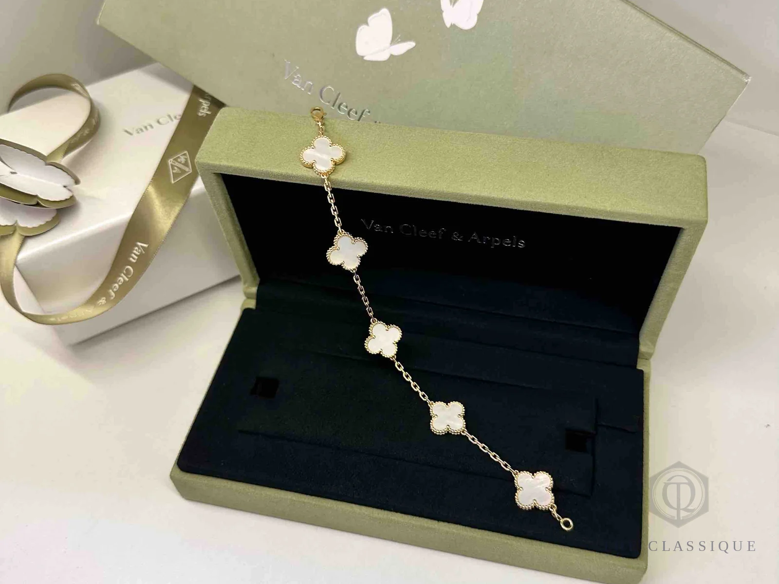 Vòng tay Van Cleef Alhambra 5 motif mặt xà cừ trắng trong hộp Van Cleef & Arpels, ảnh thật tại The Classique