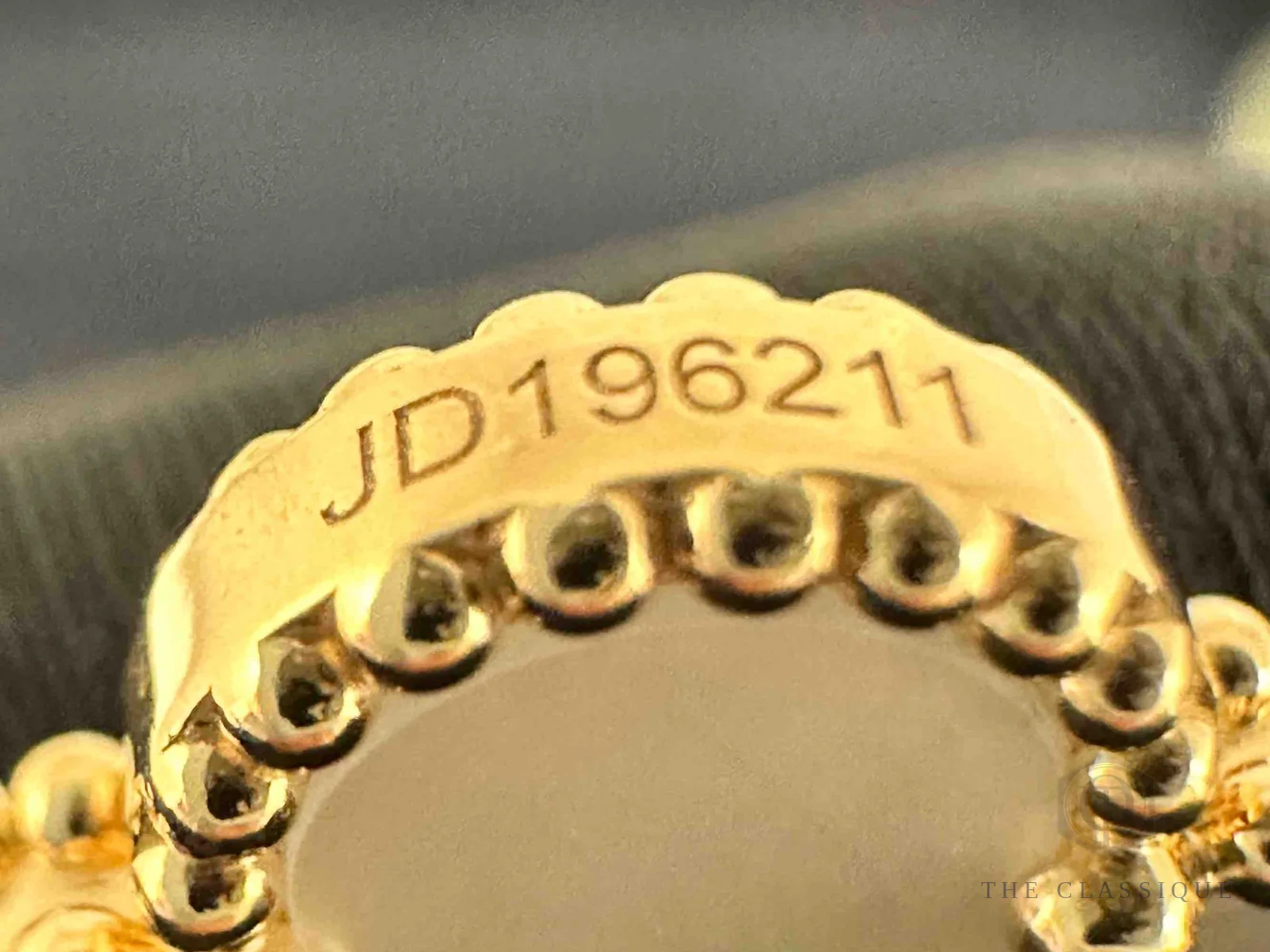 Chữ khắc số serial mặt sau một cánh hoa trên vòng tay Van Cleef Alhambra thật