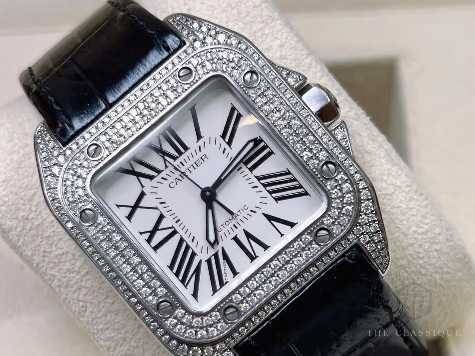 Mặt vuông Cartier Santos với bezel đính kín kim cương bao quanh các cạnh vỏ
