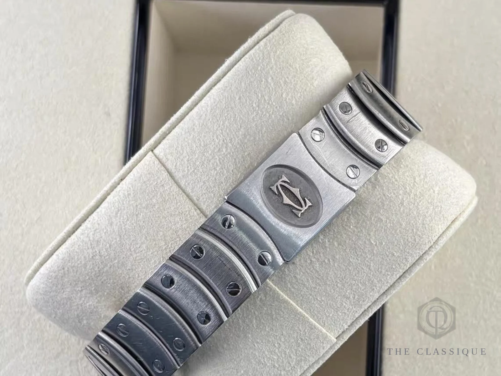 Khoá dây đeo Cartier Santos khắc logo hai chữ C lồng nhau, chưa qua chỉnh sửa
