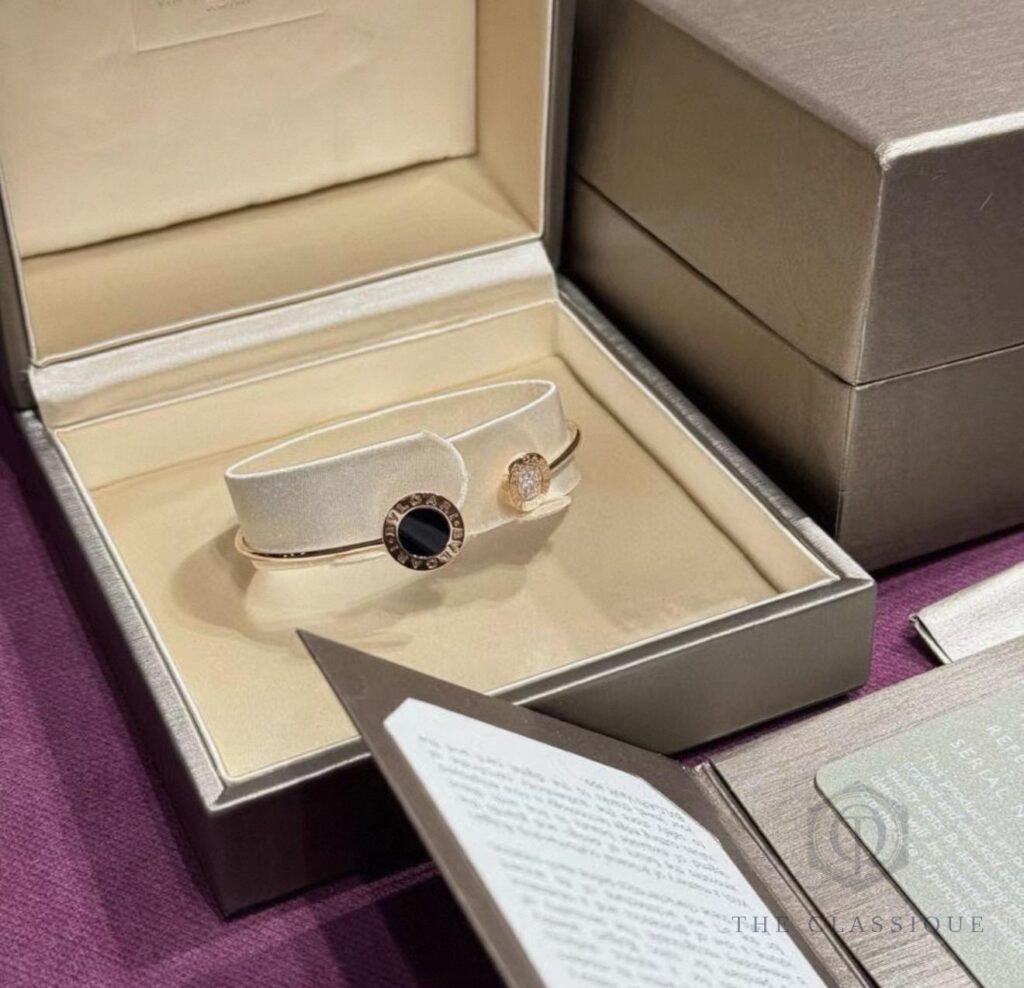 Vòng BVL BVLGARI Open Bangle Rose Gold (1 mặt Onyx + 1 mặt đính kim) size M
