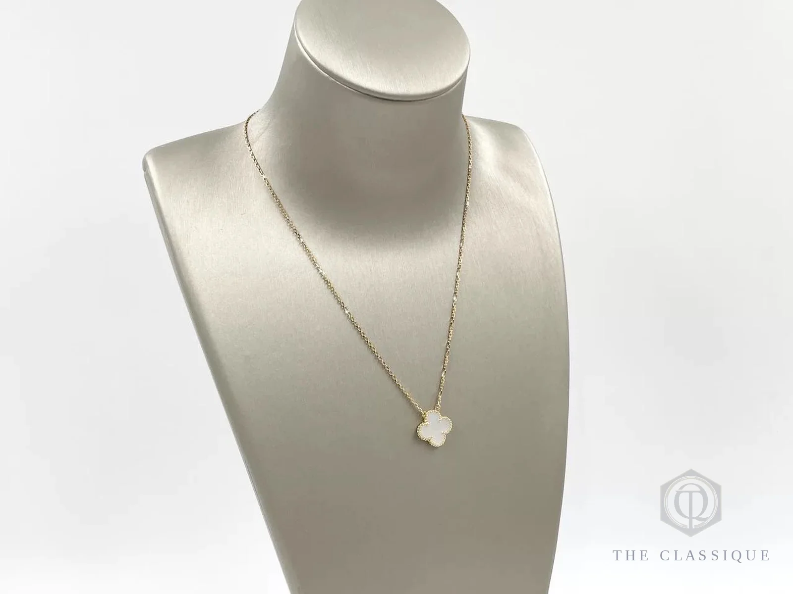 Dây chuyền cỏ 4 lá Van Cleef Vintage Alhambra mặt ngọc trai trắng đeo trên ma nơ canh