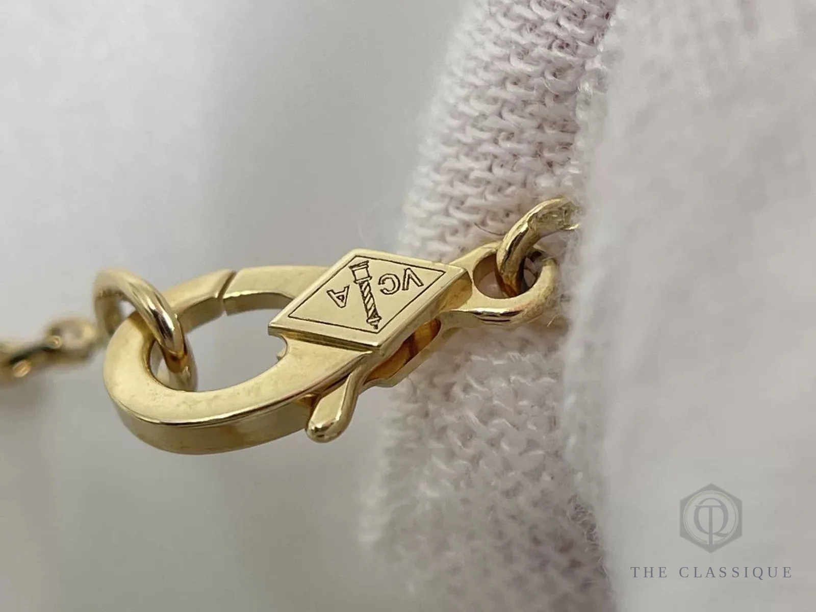 Móc khoá dây chuyền Van Cleef Alhambra khắc chữ VCA, chi tiết nhận biết hàng thật
