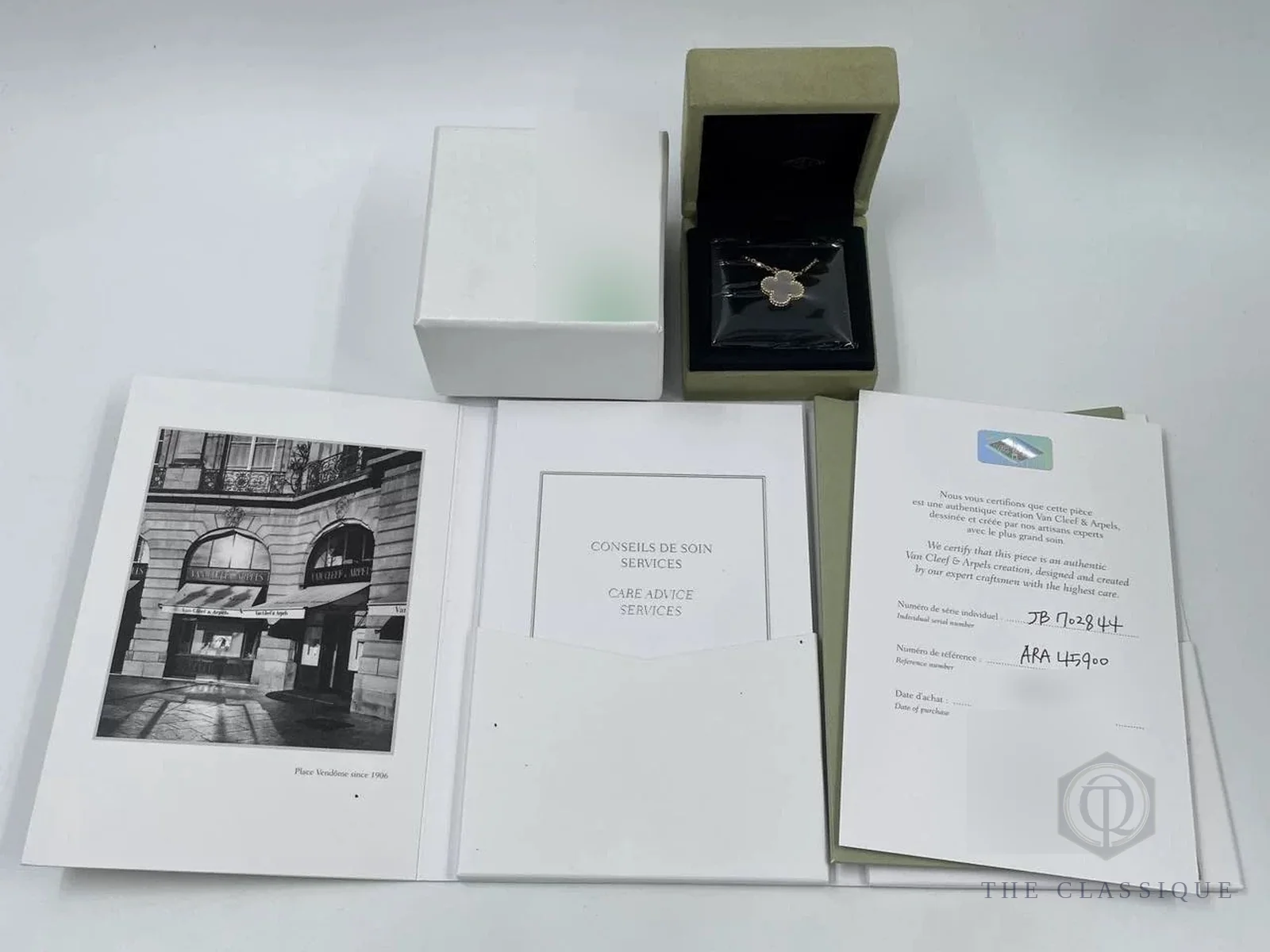 Hộp, túi và sổ chứng nhận Van Cleef & Arpels đi kèm dây chuyền cỏ 4 lá Alhambra