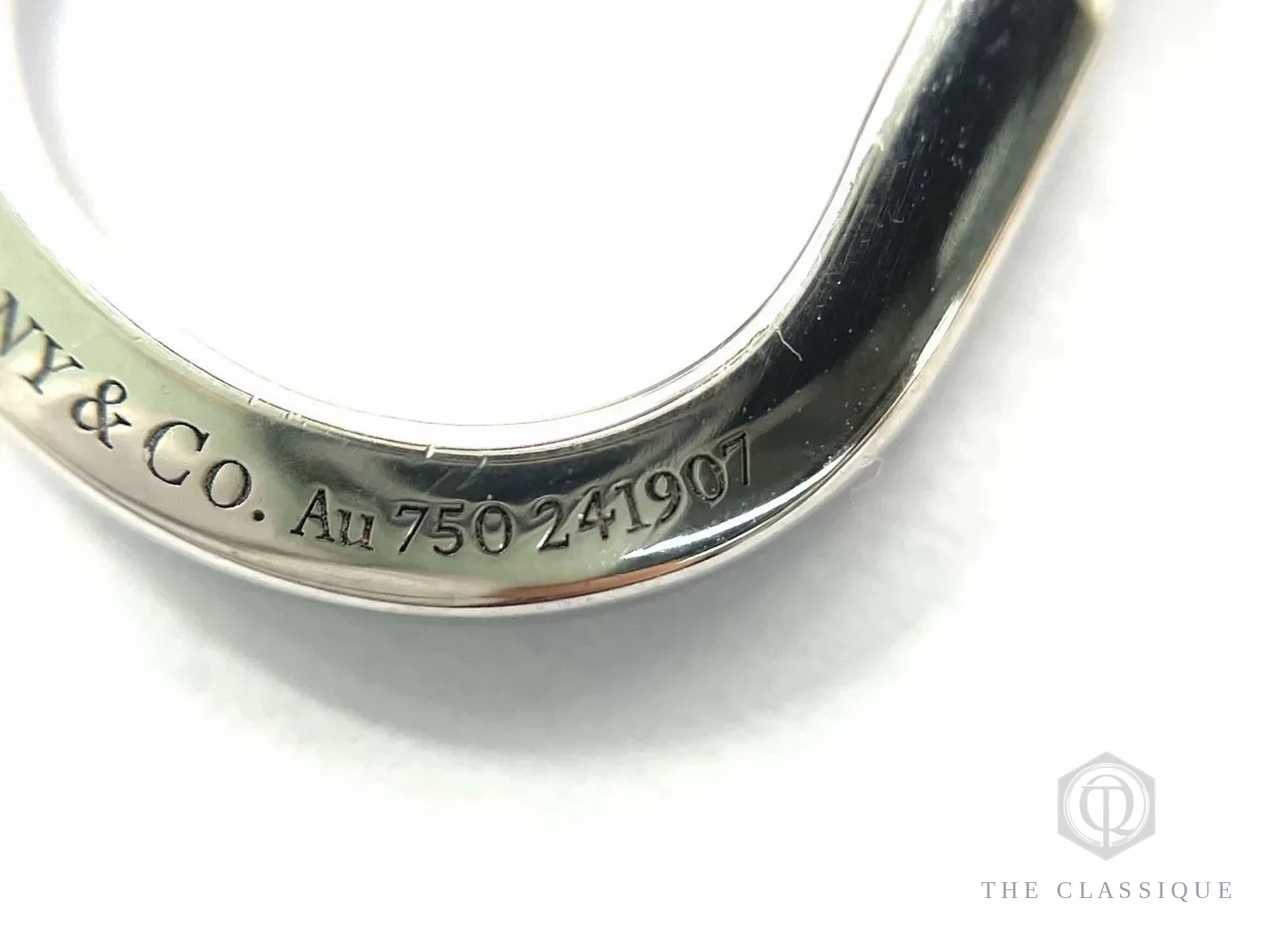 Chữ khắc TIFFANY và CO cùng ký hiệu Au750 và số serial trên dây chuyền Tiffany & Co nam thật