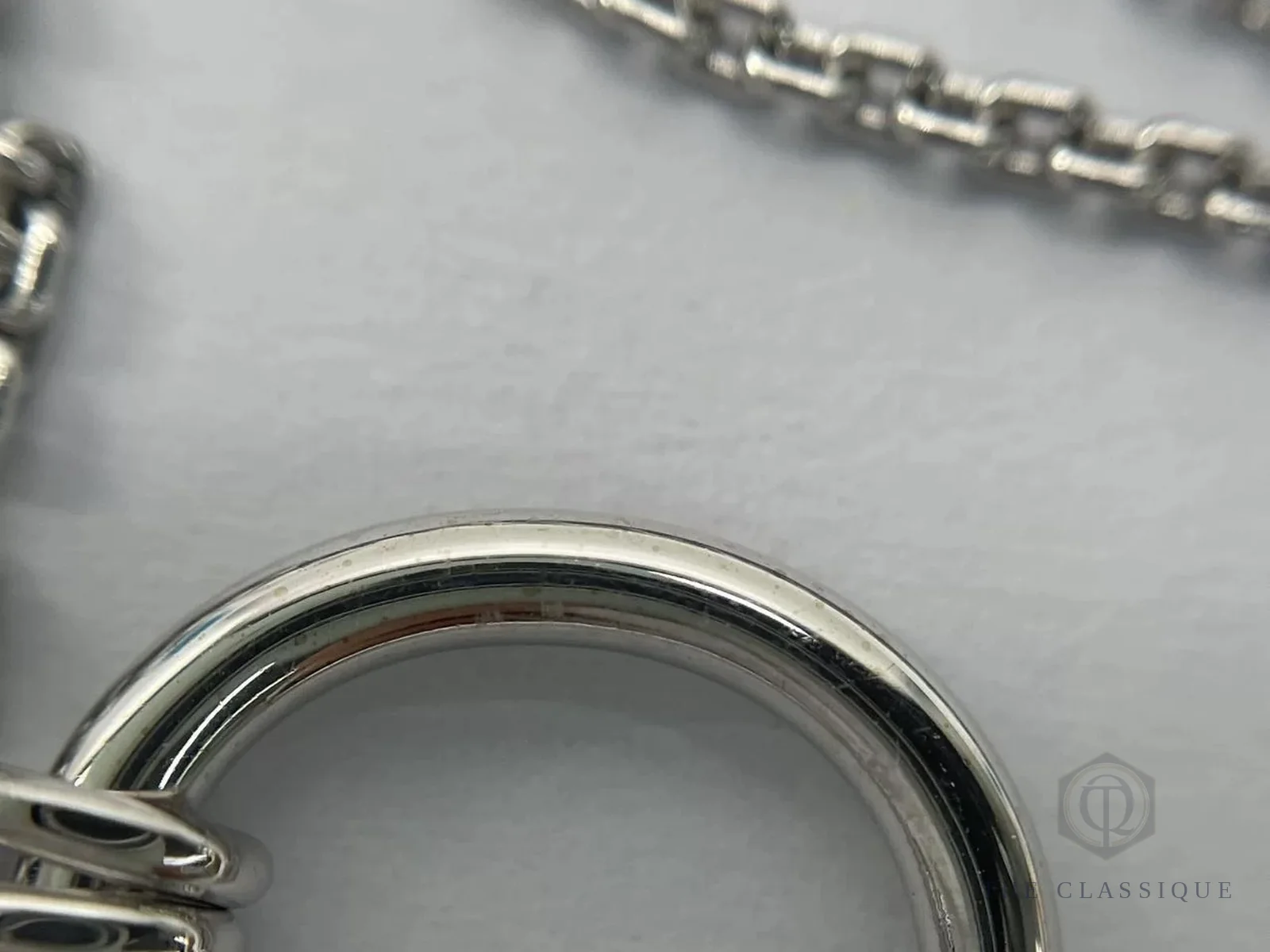 Khóa móc xoay và mắt nối trên dây chuyền Tiffany Lock, chi tiết dùng để nhận biết dây chuyền Tiffany & Co nam thật