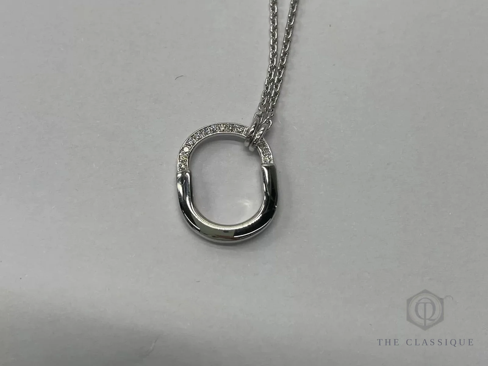 Dây chuyền Tiffany Lock đeo trên cổ, mặt khóa hình oval đính kim cương, một mẫu dây chuyền Tiffany & Co nam nữ đều đeo được