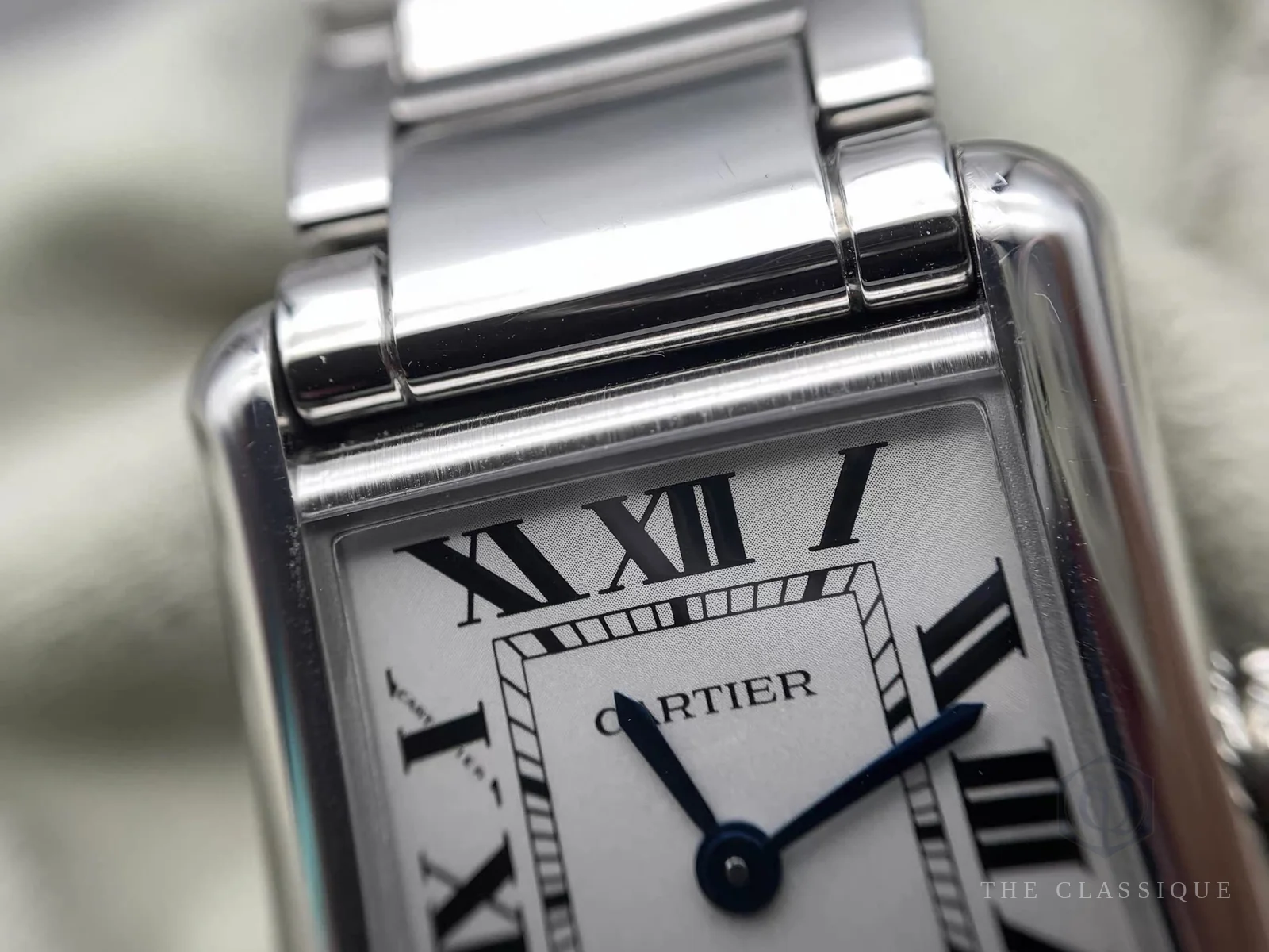 Mặt đồng hồ Cartier Tank Must phóng to, thấy rõ số La Mã và chữ Cartier in trên vòng ray chạy phút