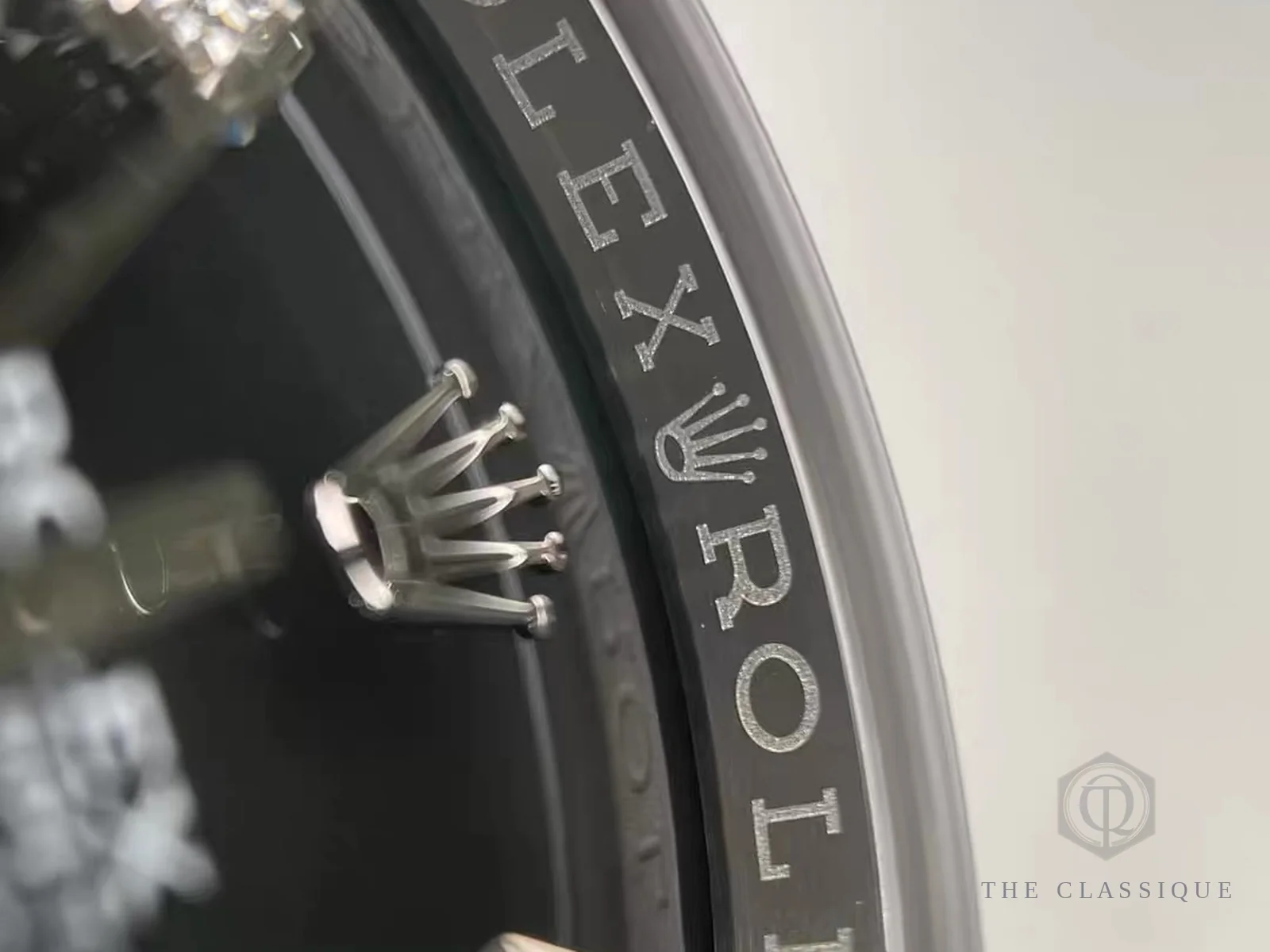 Viền trong khắc chữ Rolex lặp lại quanh mép kính và núm vặn hình vương miện trên mặt số đính đá