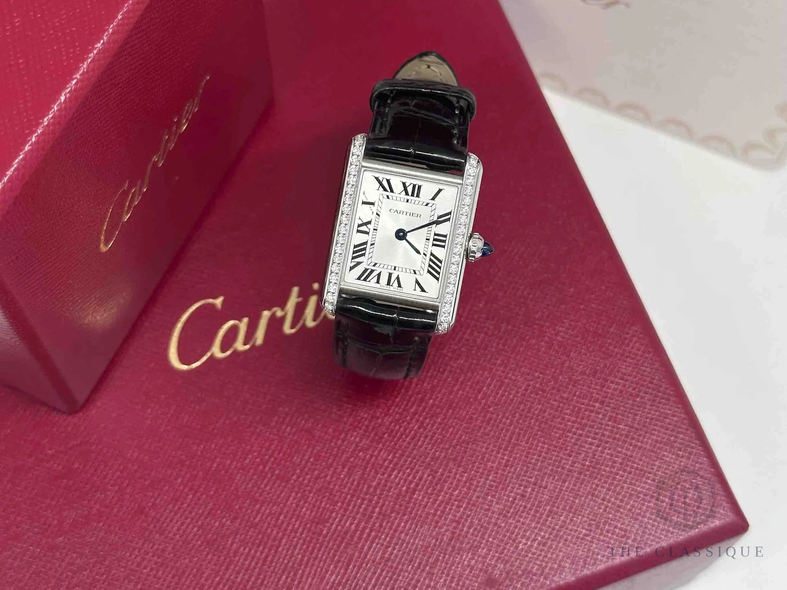Đồng hồ kiểm tra serial: Cartier Tank đặt trong hộp đỏ Cartier trước khi soi từng chi tiết