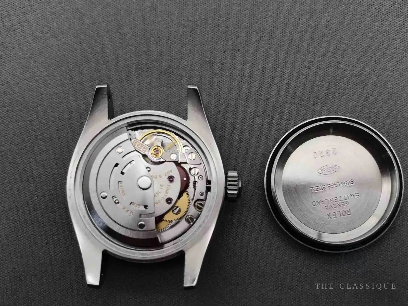 Vỏ đồng hồ Rolex mở ra lộ bộ máy automatic, nắp đáy khắc chữ Rolex Geneva Switzerland
