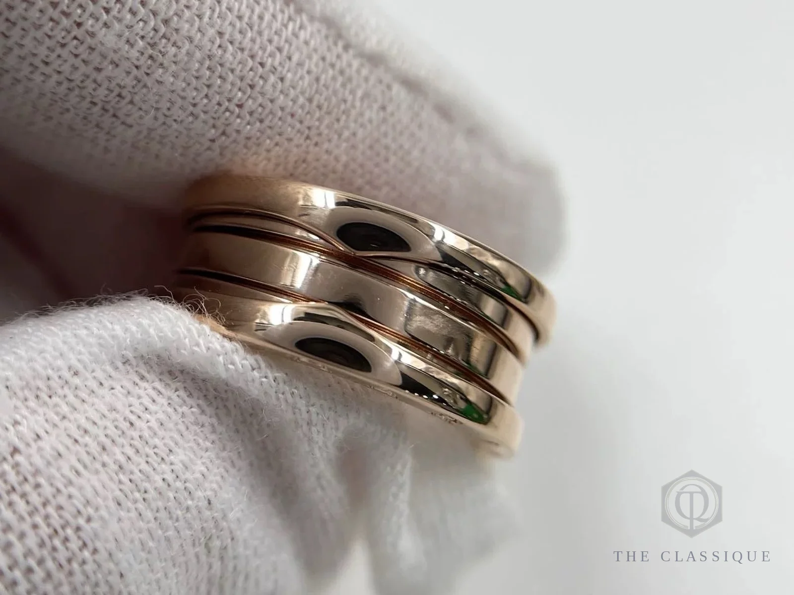 Ba vành nhẫn Bvlgari B.zero1 tách rời nhẹ khi cầm nghiêng, lộ cơ chế nén giãn quanh ống giữa