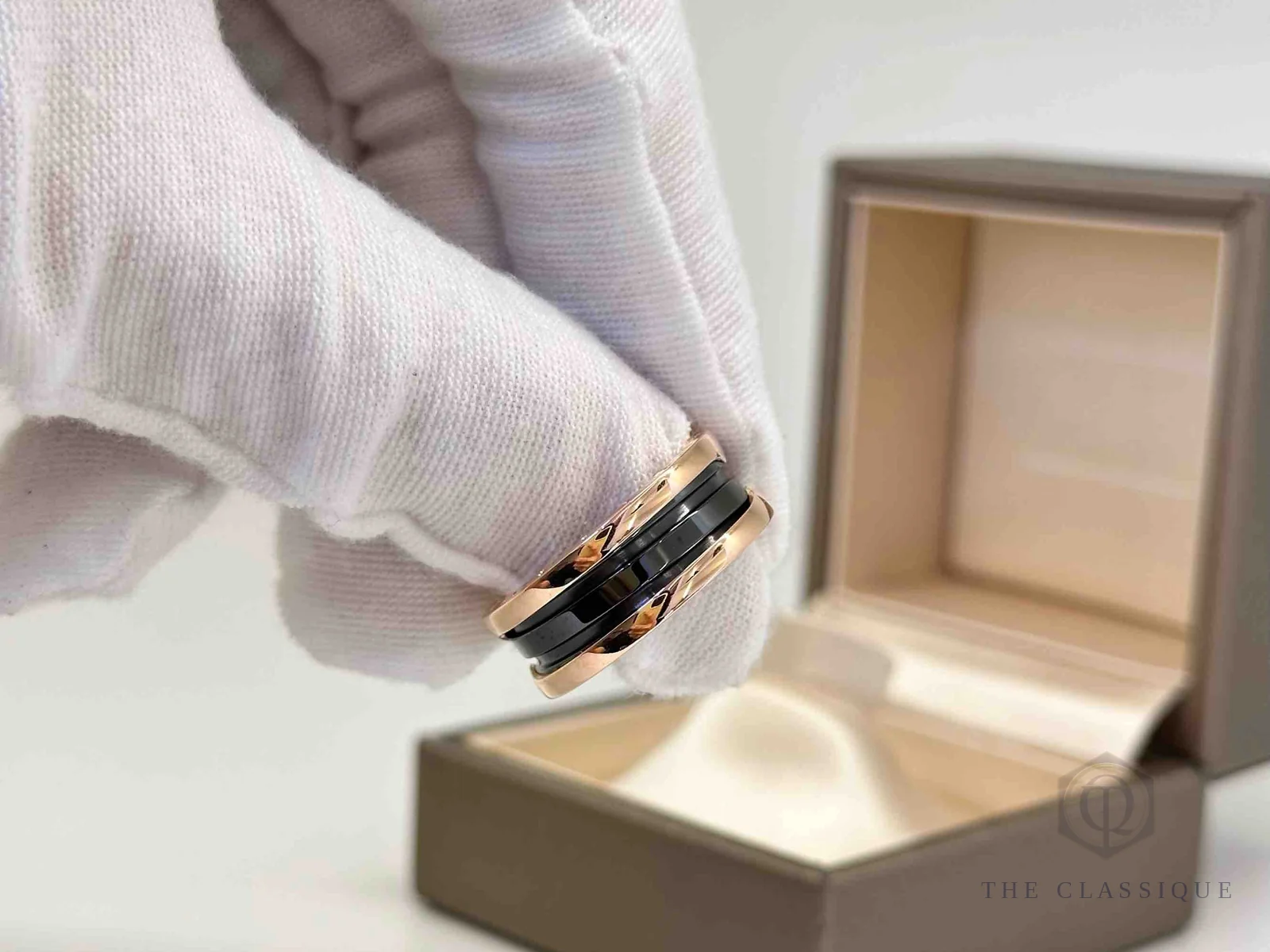 Kiểm nhẫn Bvlgari gốm đen cạnh hộp Bvlgari mở sẵn