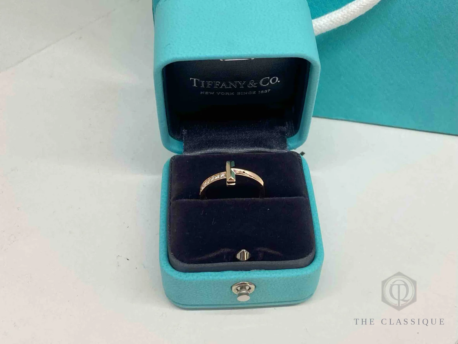 Nhẫn Tiffany T vàng hồng trong hộp cùng túi giấy Tiffany & Co chính hãng, một yếu tố ảnh hưởng nhẫn Tiffany & Co Việt Nam giá