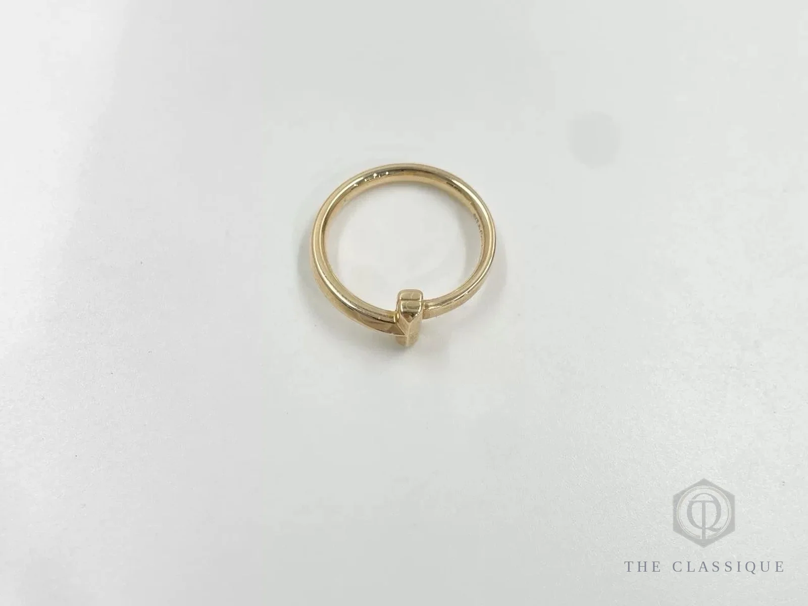 Nhẫn Tiffany T Narrow vàng trơn, một kiểu dáng ảnh hưởng tới nhẫn Tiffany & Co Việt Nam giá