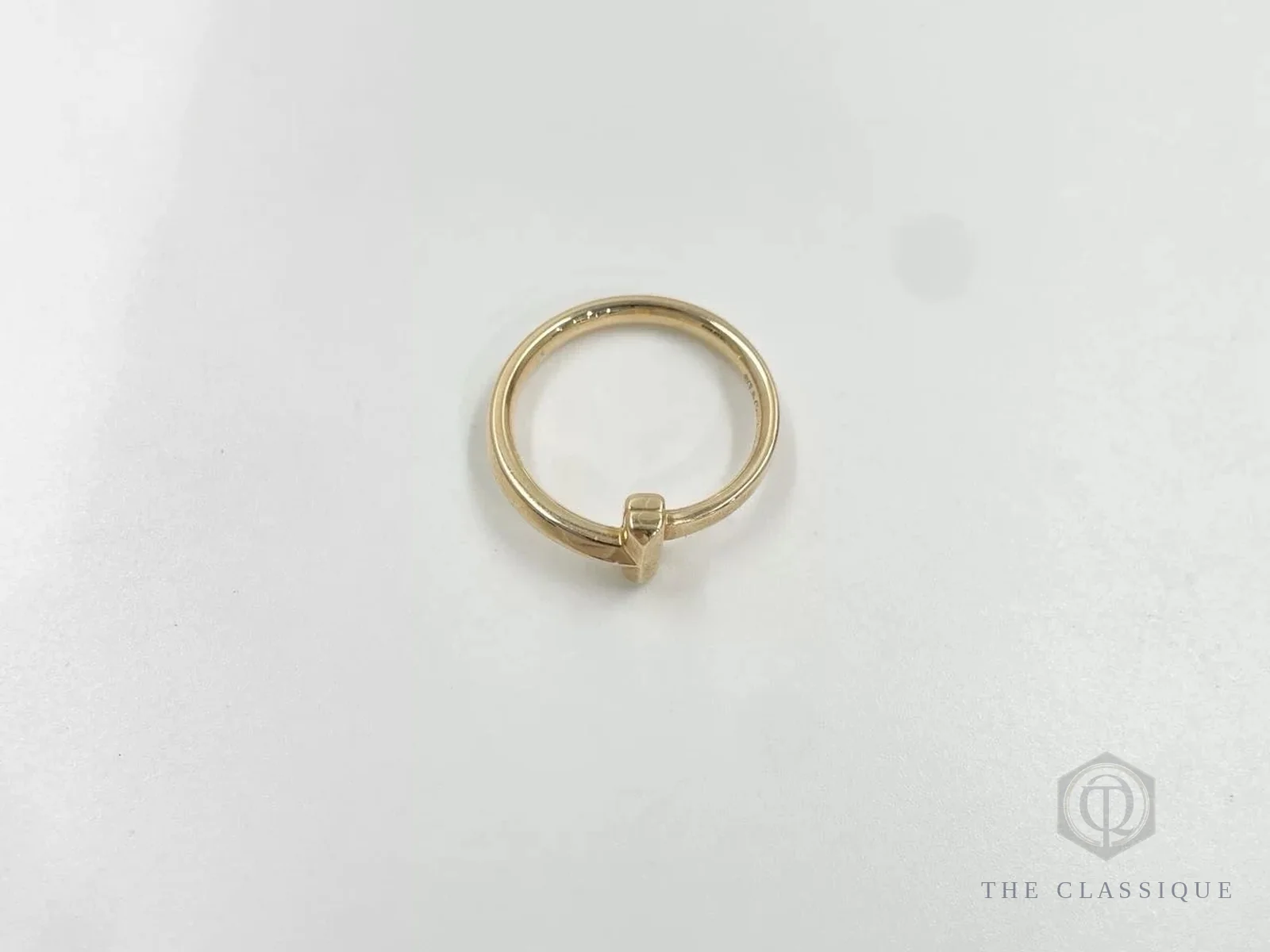 Nhẫn Tiffany T dáng dây trơn, một kiểu nhẫn Tiffany nam hay chọn vì không đính đá