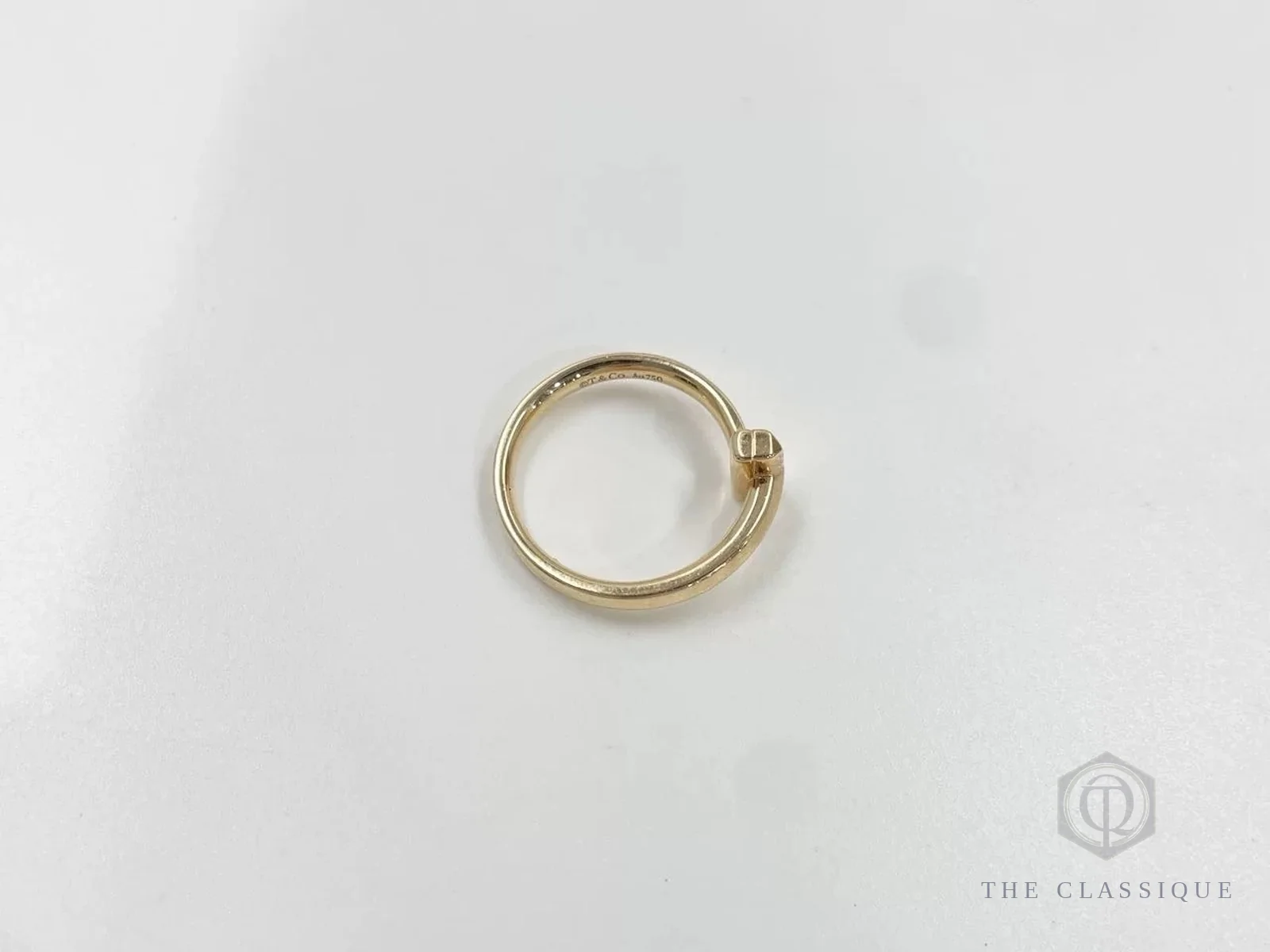 Chữ khắc T and Co. cùng ký hiệu Au750 mặt trong một chiếc nhẫn Tiffany
