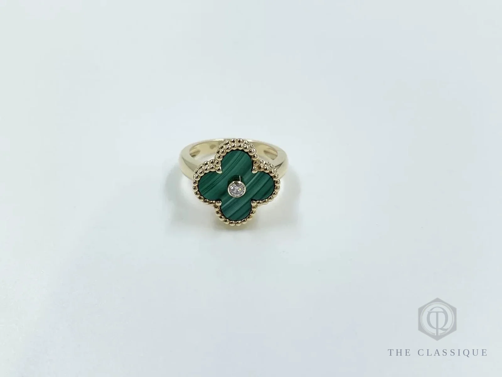 Nhẫn Van Cleef nam, mẫu Alhambra mặt đá malachite xanh, ảnh thật tại The Classique
