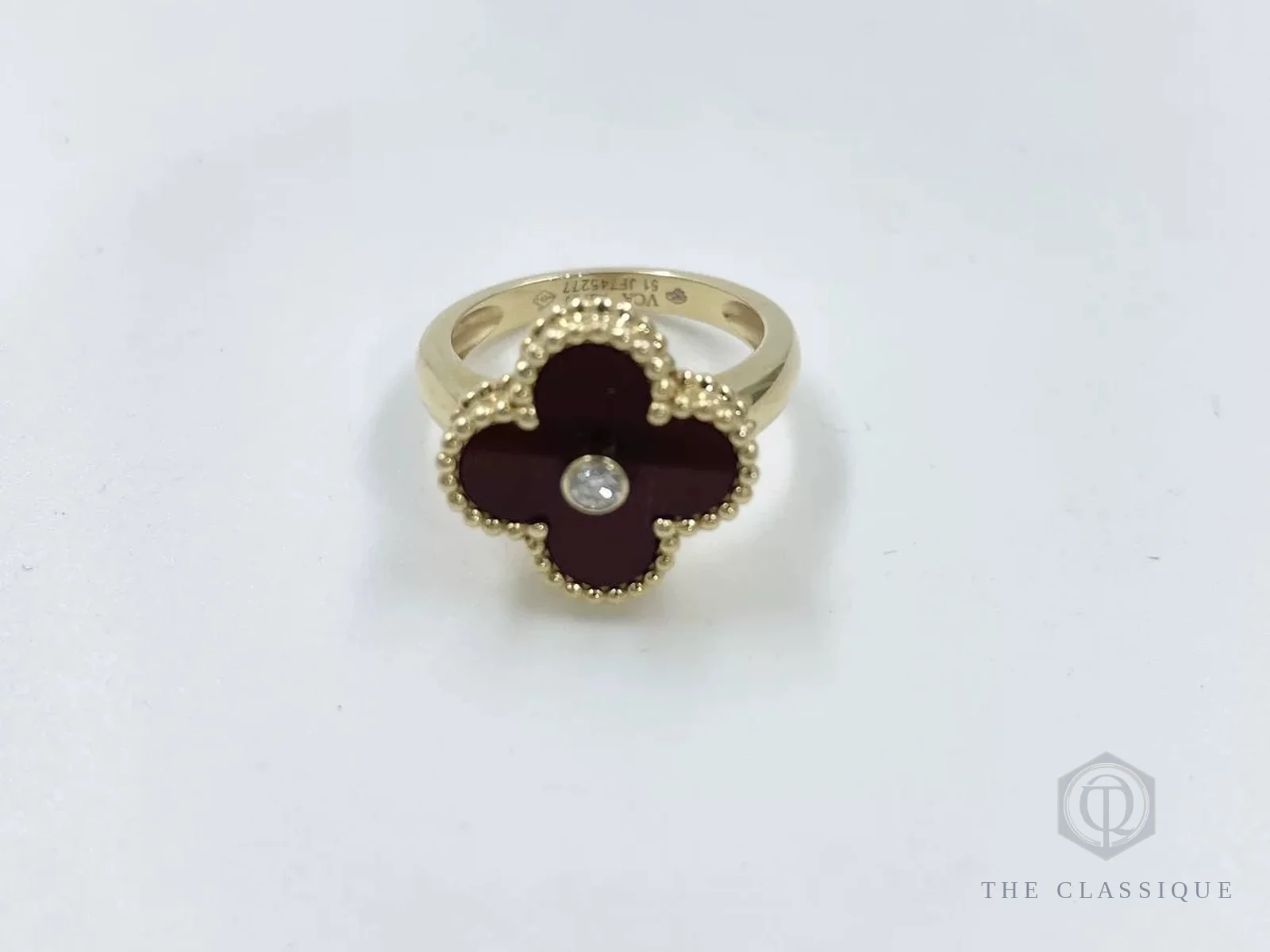 Chữ khắc VCA và viền hạt vàng mặt trong nhẫn Van Cleef Alhambra đá carnelian đỏ