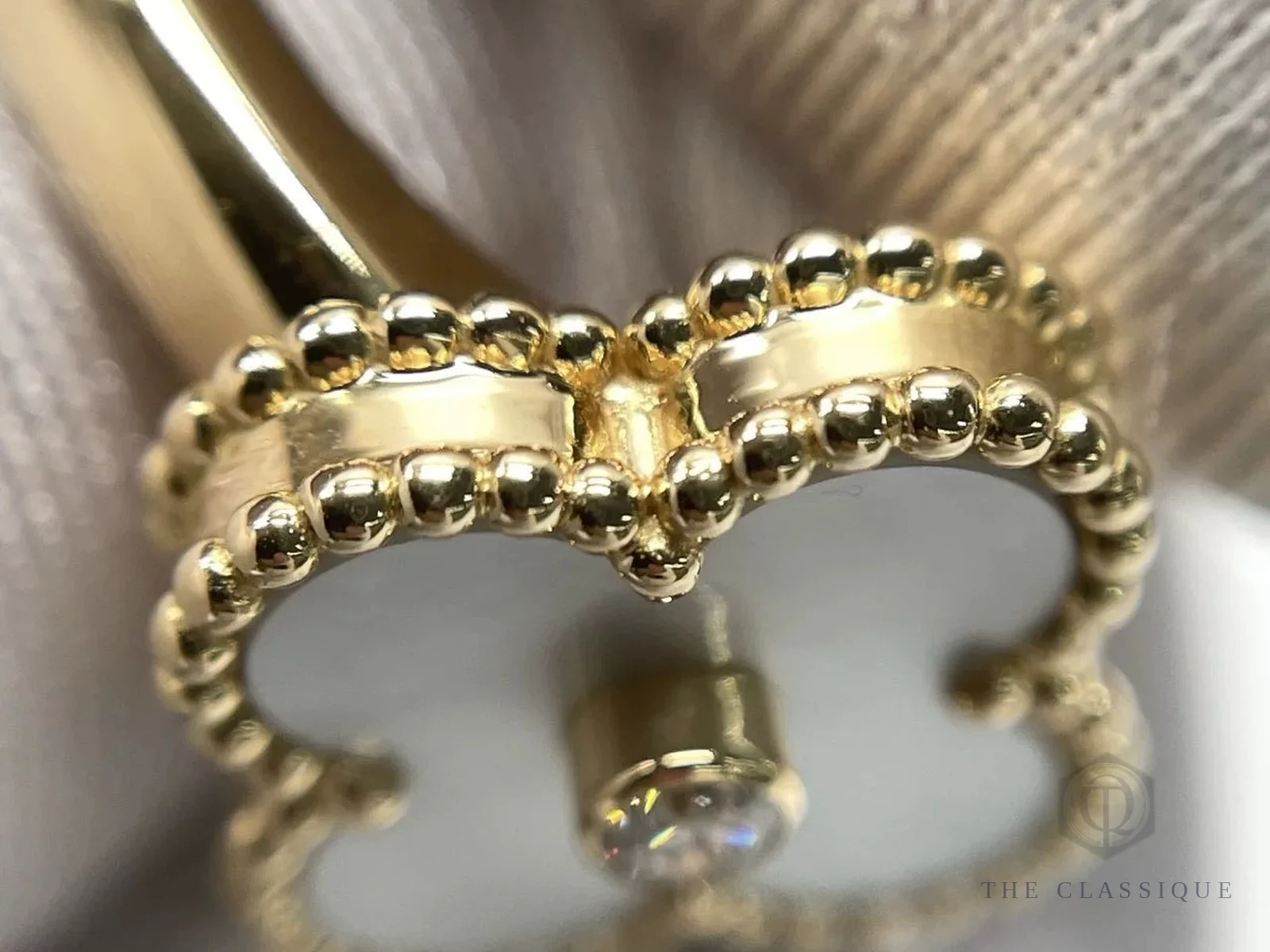 Viền hạt vàng và mặt sau motif cỏ bốn lá của nhẫn Van Cleef Alhambra nhìn cận cảnh