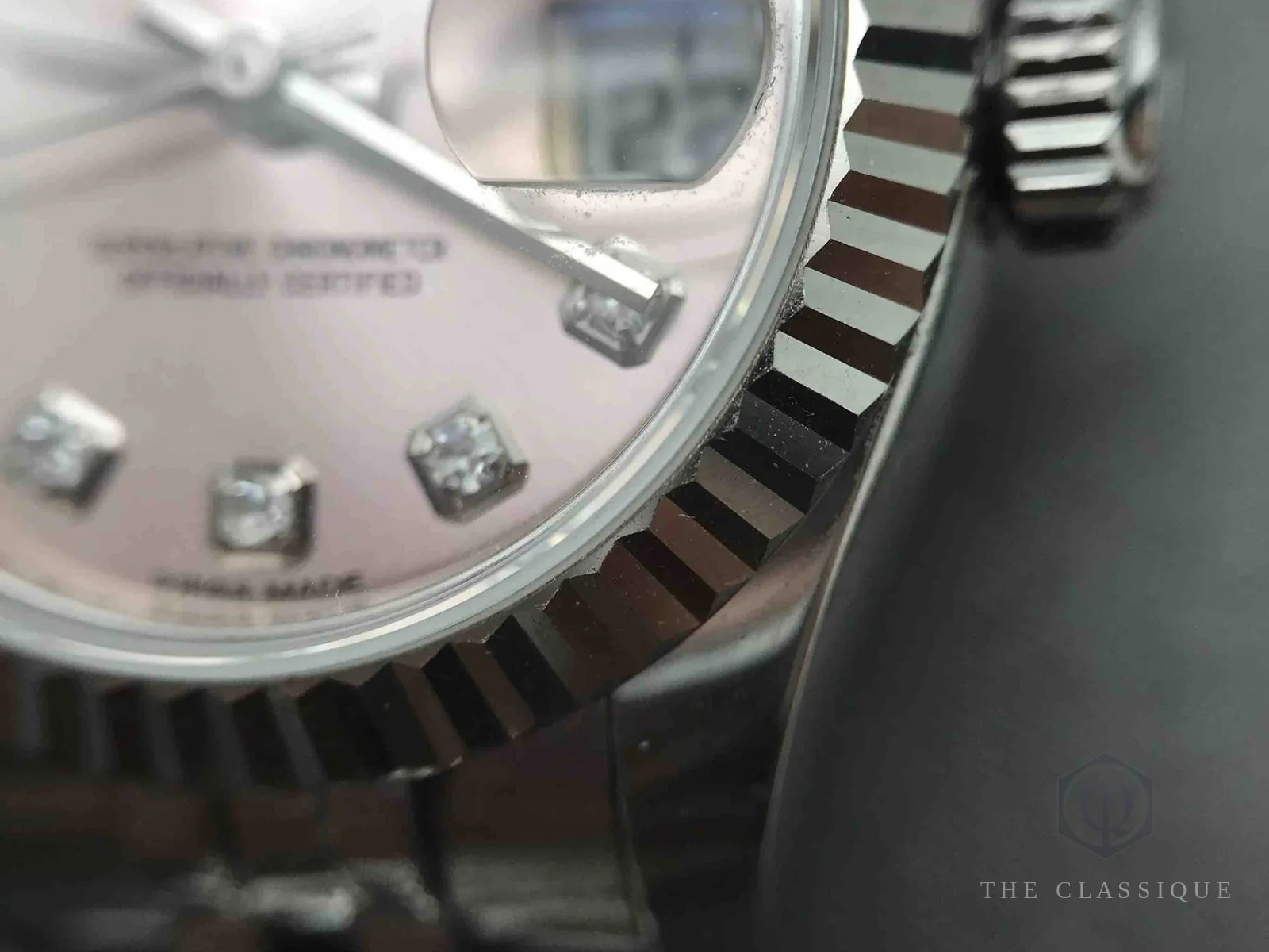Mặt số và vành khía đồng hồ Rolex Datejust đính kim cương cỡ nhỏ, ảnh thật tại The Classique